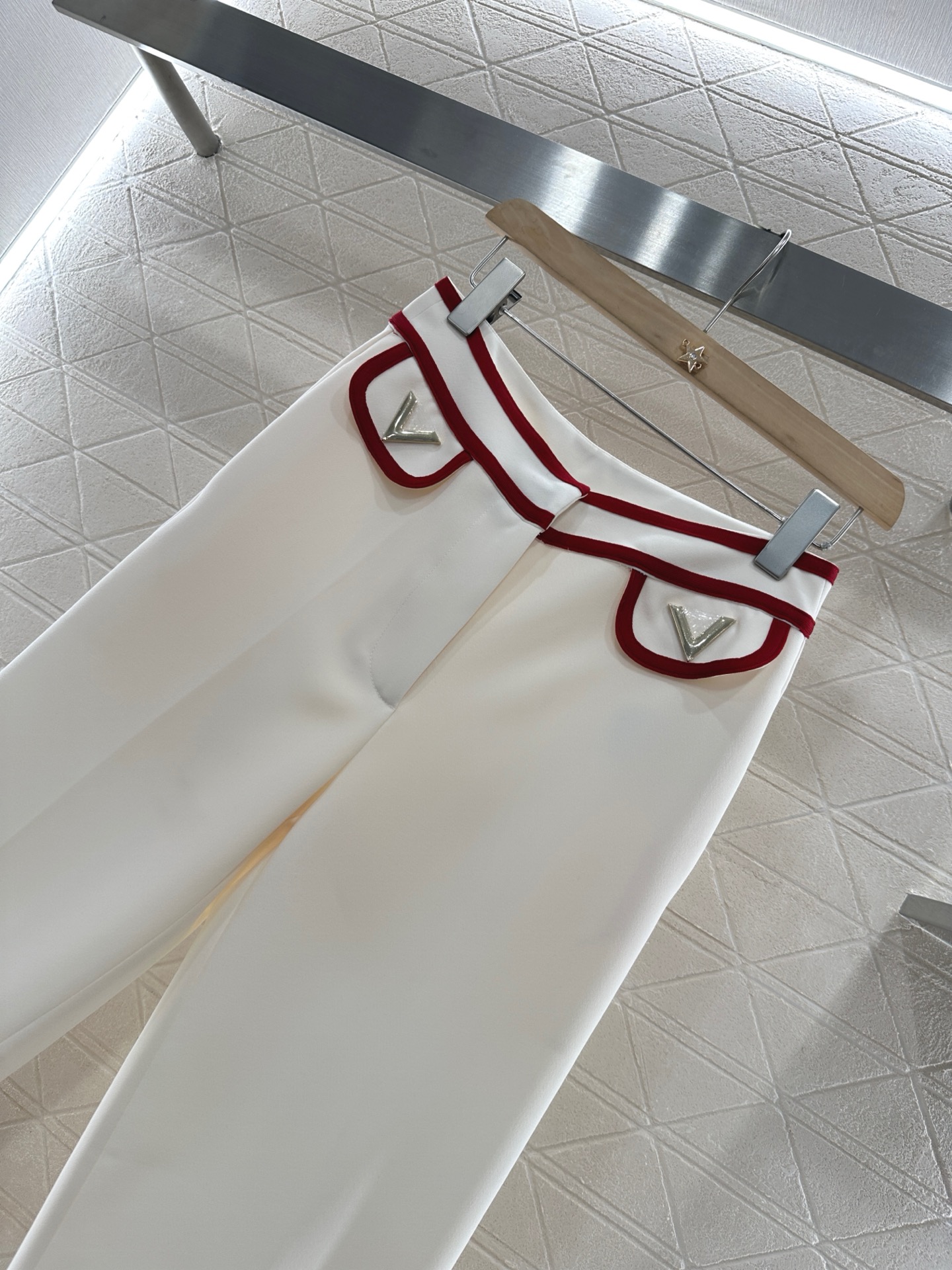 ♥Valentin*♥2025新品上架
      宽度卷边直筒长裤
定制YB进口醋酸材质 质感光泽 垂