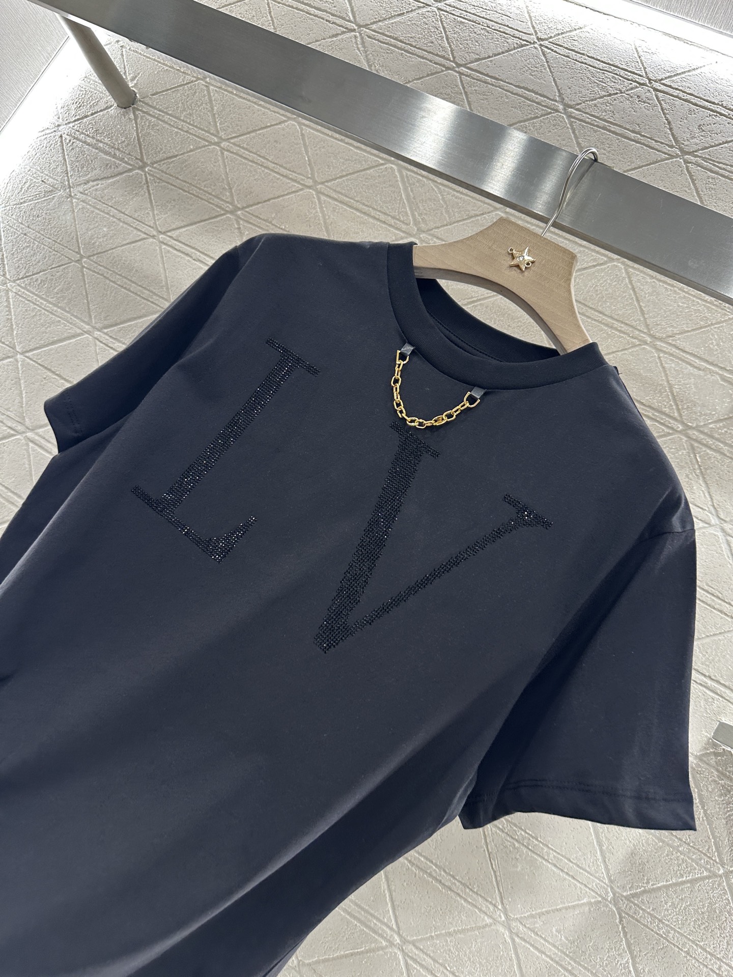 ♥Louis Vuitto*♥2025新品上架
       烫钻链条𝑇𝑒𝑒
定制YB丝光全棉材质 透气
