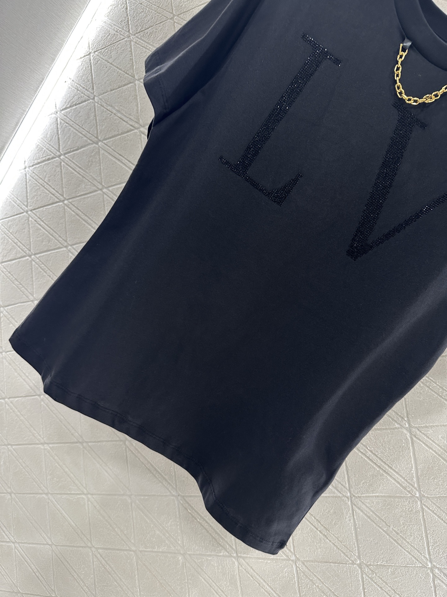 ♥Louis Vuitto*♥2025新品上架
       烫钻链条𝑇𝑒𝑒
定制YB丝光全棉材质 透气