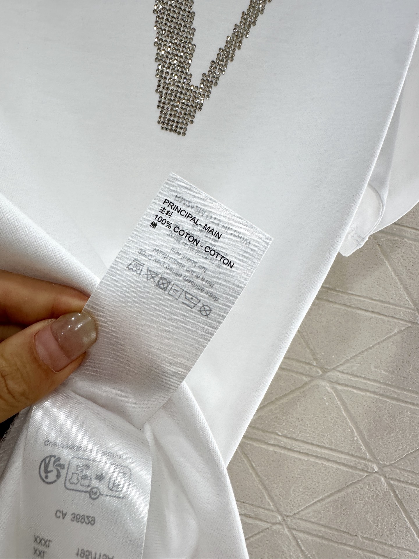 ♥Louis Vuitto*♥2025新品上架
       烫钻链条𝑇𝑒𝑒
定制YB丝光全棉材质 透气