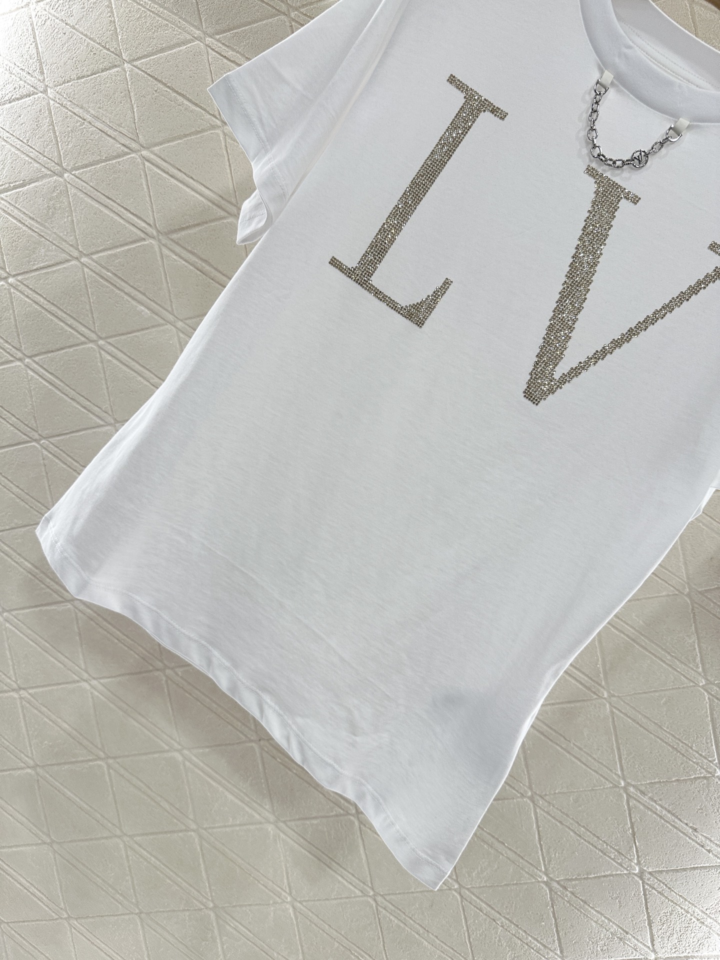 ♥Louis Vuitto*♥2025新品上架
       烫钻链条𝑇𝑒𝑒
定制YB丝光全棉材质 透气