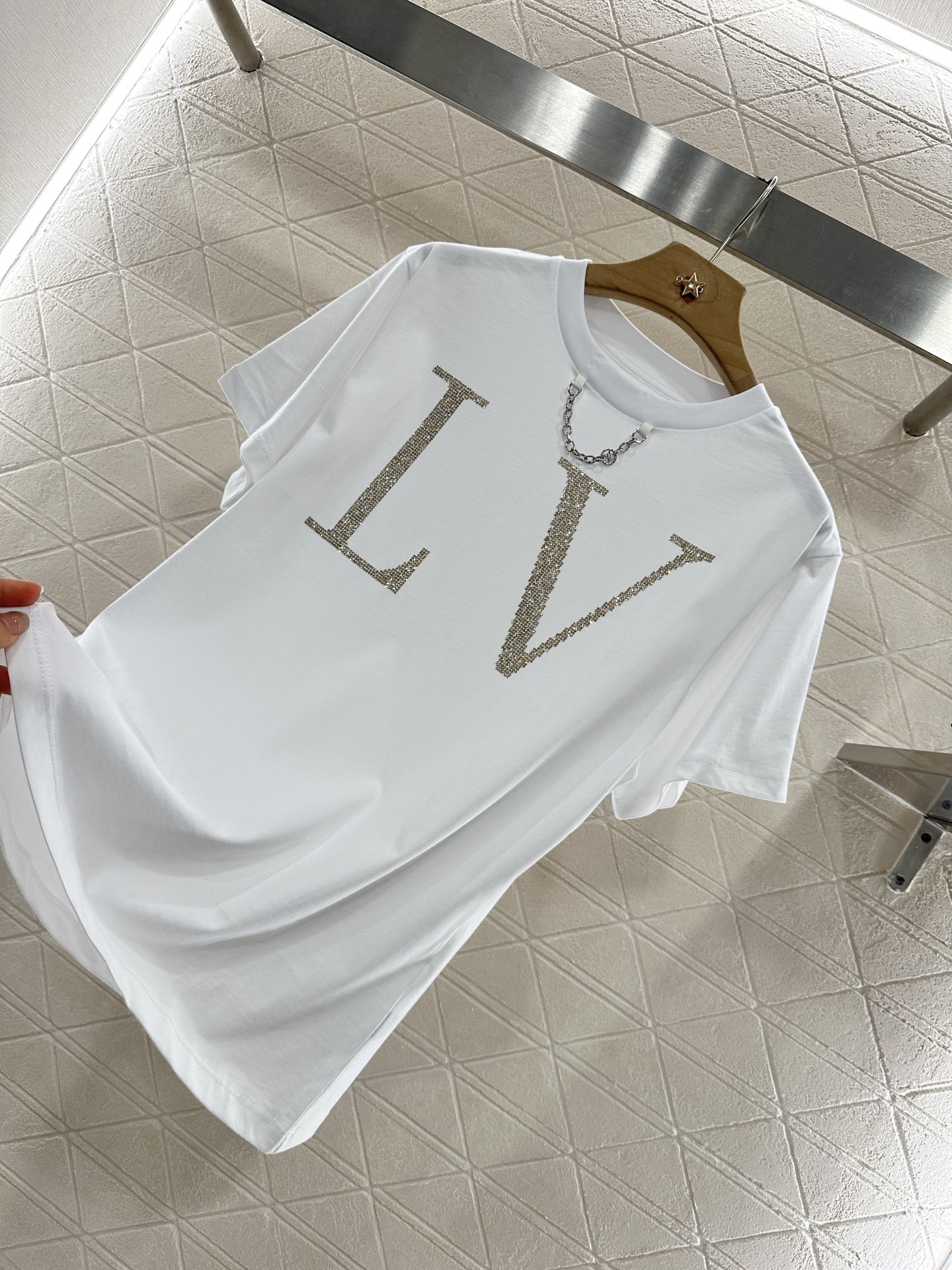♥Louis Vuitto*♥2025新品上架
       烫钻链条𝑇𝑒𝑒
定制YB丝光全棉材质 透气