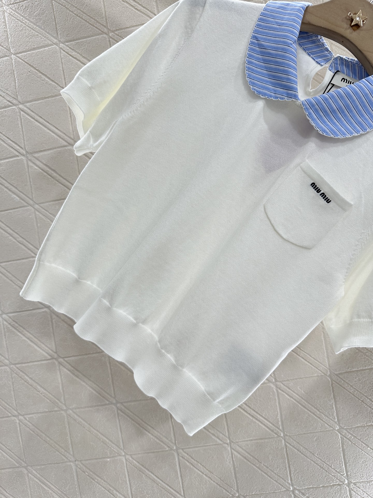 ♥Miumi*♥2025新品上架
   撞色条纹领针织上衣
定制YB羊毛纱线织造 舒适软糯 弹力十足 条