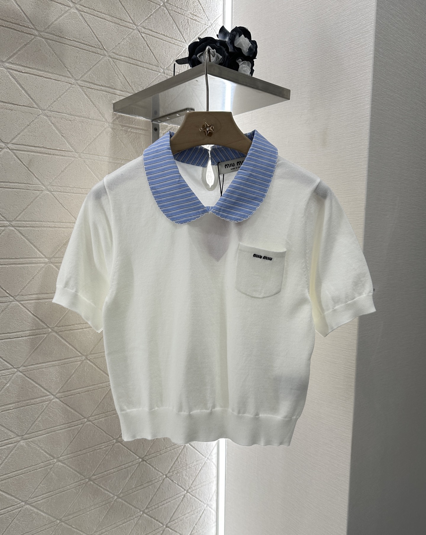 ♥Miumi*♥2025新品上架
   撞色条纹领针织上衣
定制YB羊毛纱线织造 舒适软糯 弹力十足 条