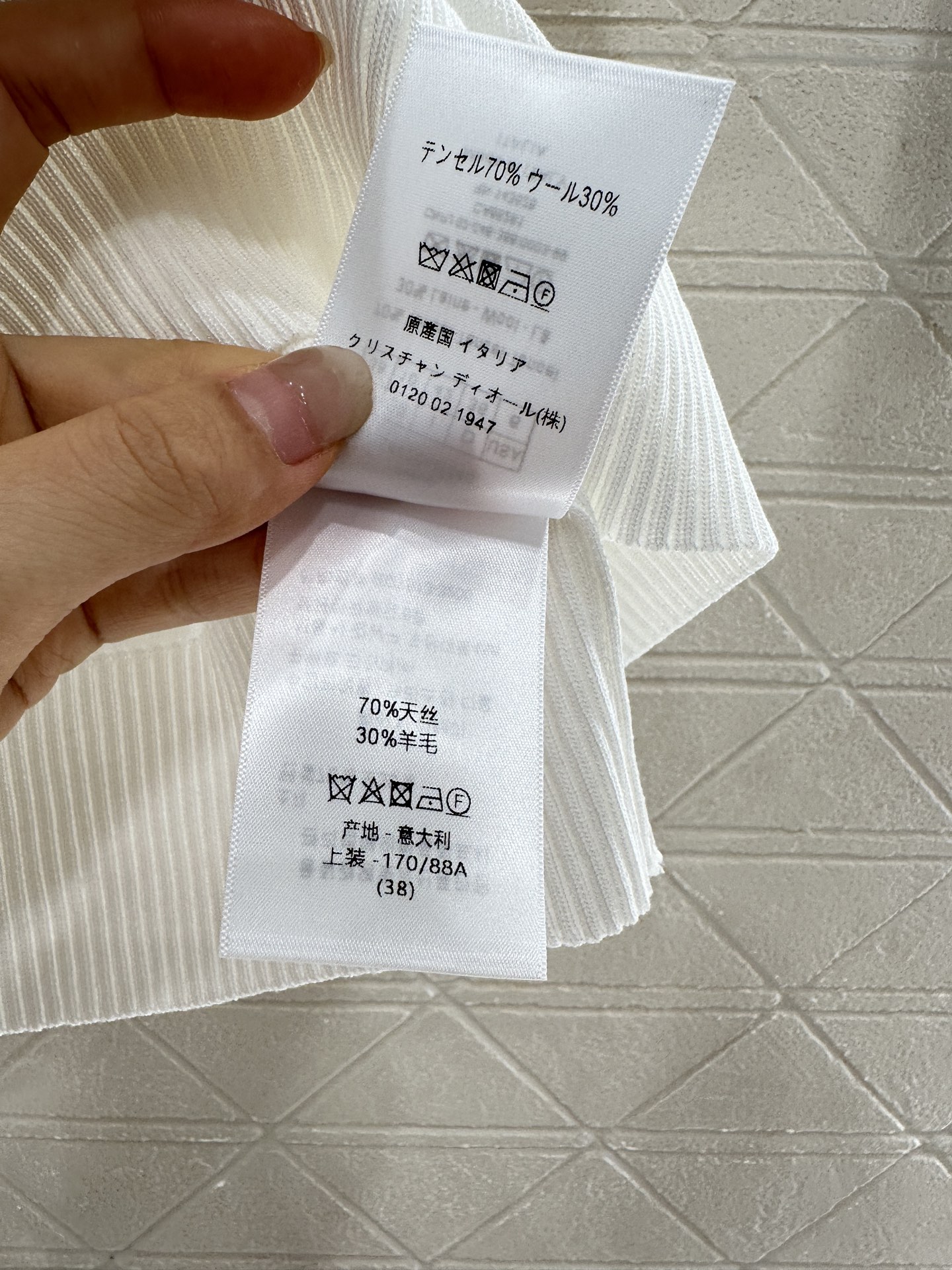 ♥Dio*♥2025新品上架
   钉珠亮片针织短袖
定制YB羊毛纱线织造 弹力舒适 透气好穿 圆领针织
