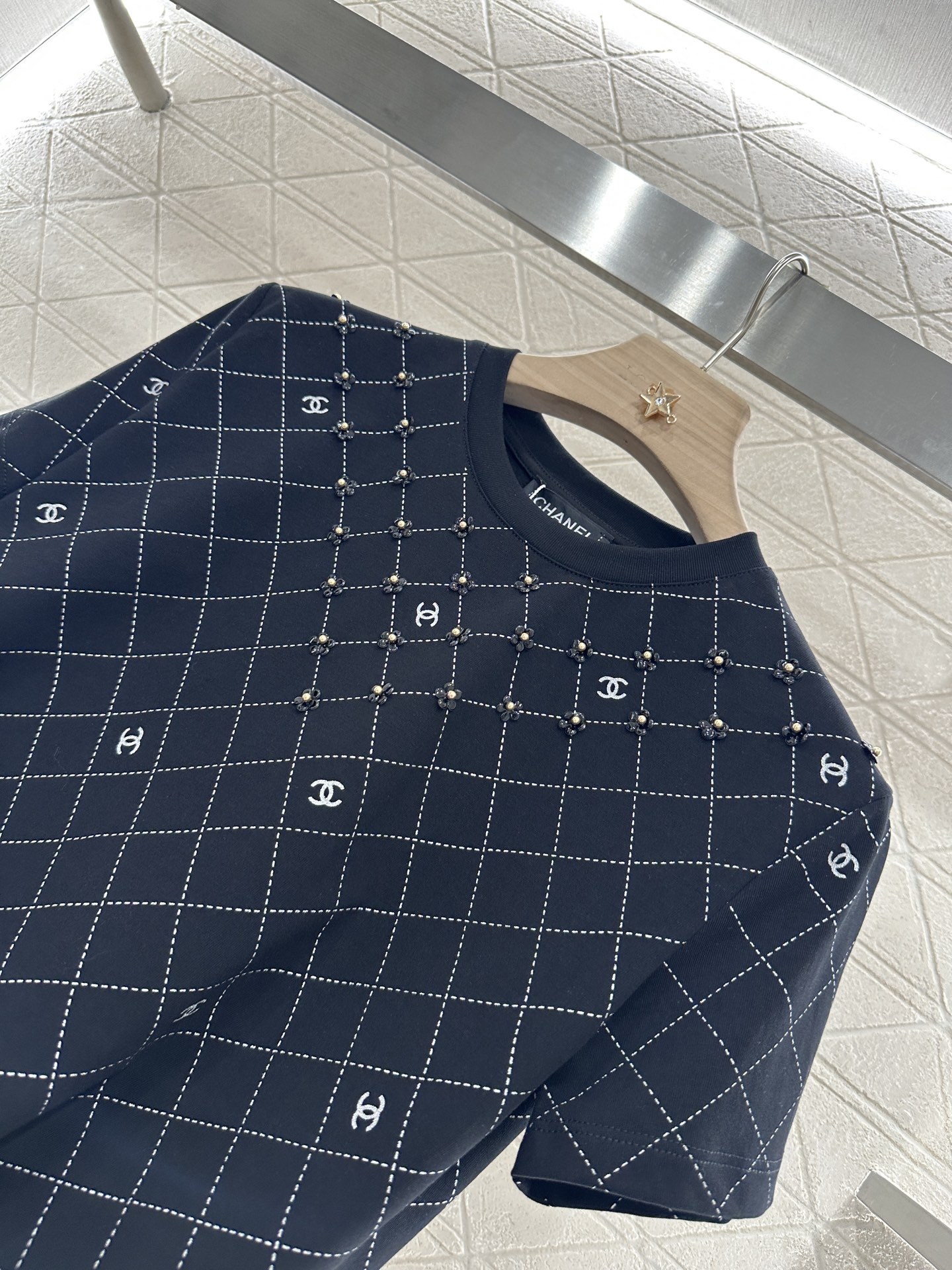 ♥Chane*♥2025新品上架
    重工山茶花菱格𝑇𝑒𝑒
定制YB丝光全棉材质 柔软亲肤 舒适有型