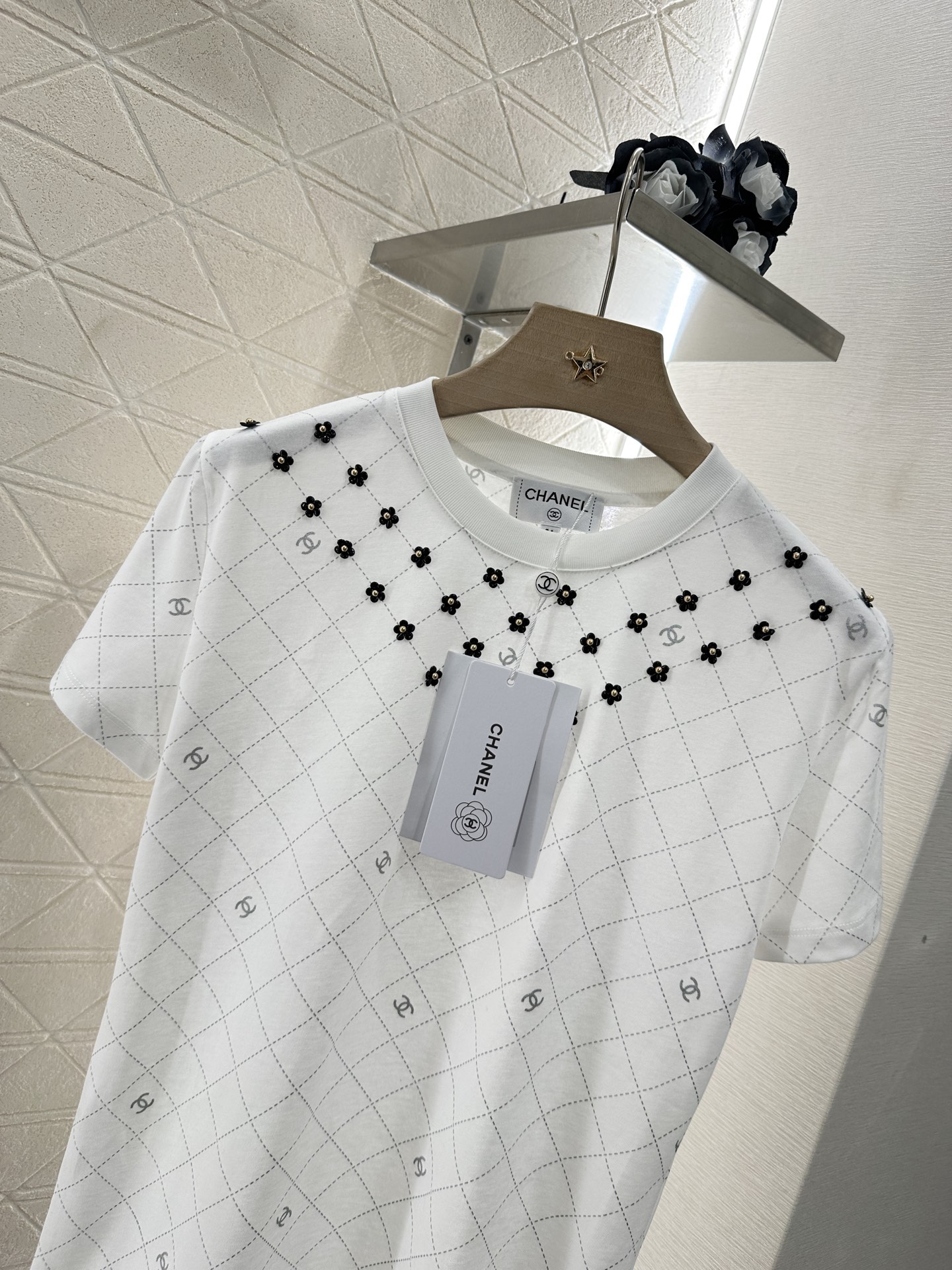 ♥Chane*♥2025新品上架
    重工山茶花菱格𝑇𝑒𝑒
定制YB丝光全棉材质 柔软亲肤 舒适有型