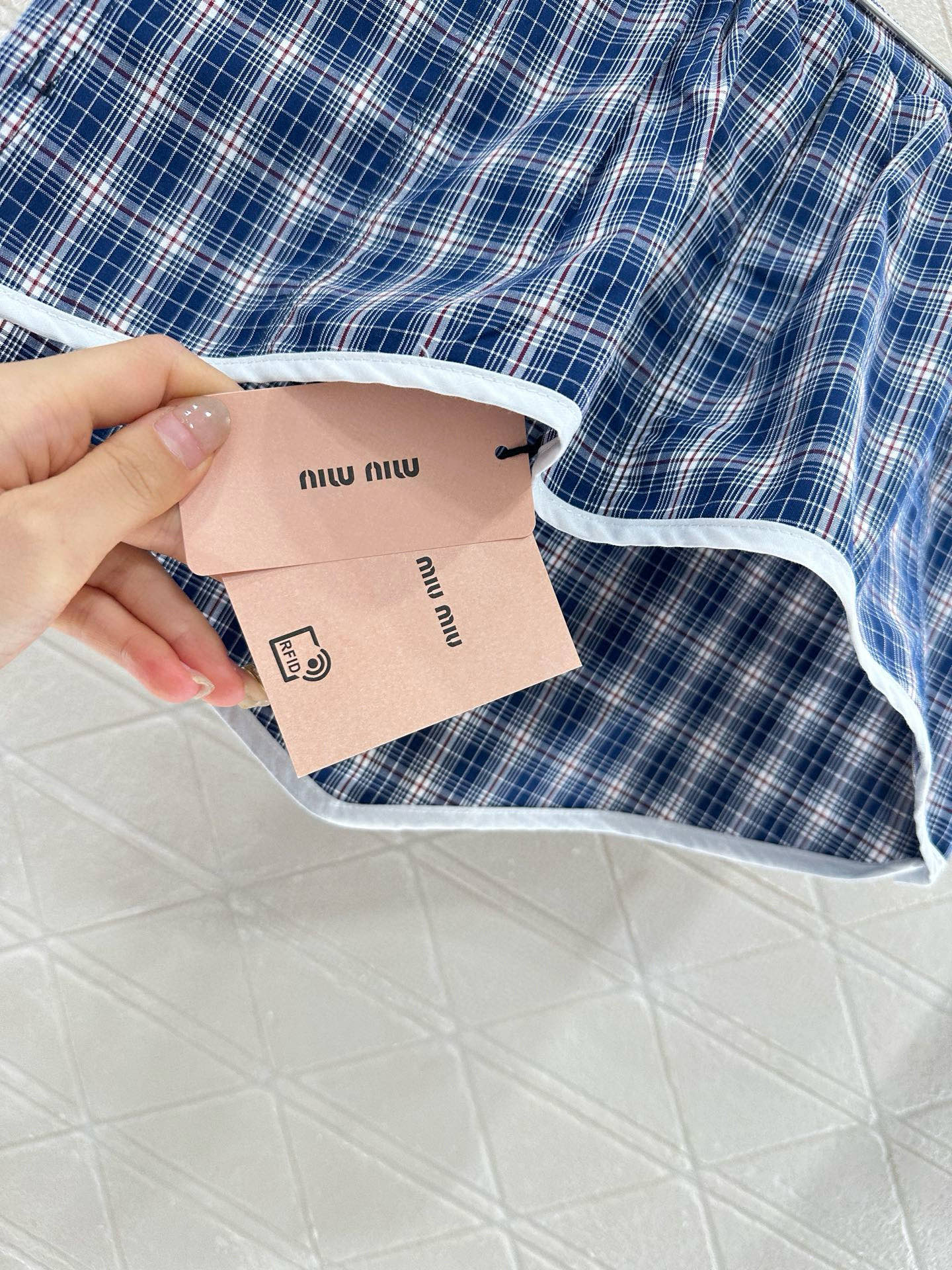 ♥Miumi*♥2024新品上架
     格纹抹胸短裙套装
定制YB原生全棉材质 品相高级 质感亲肤柔
