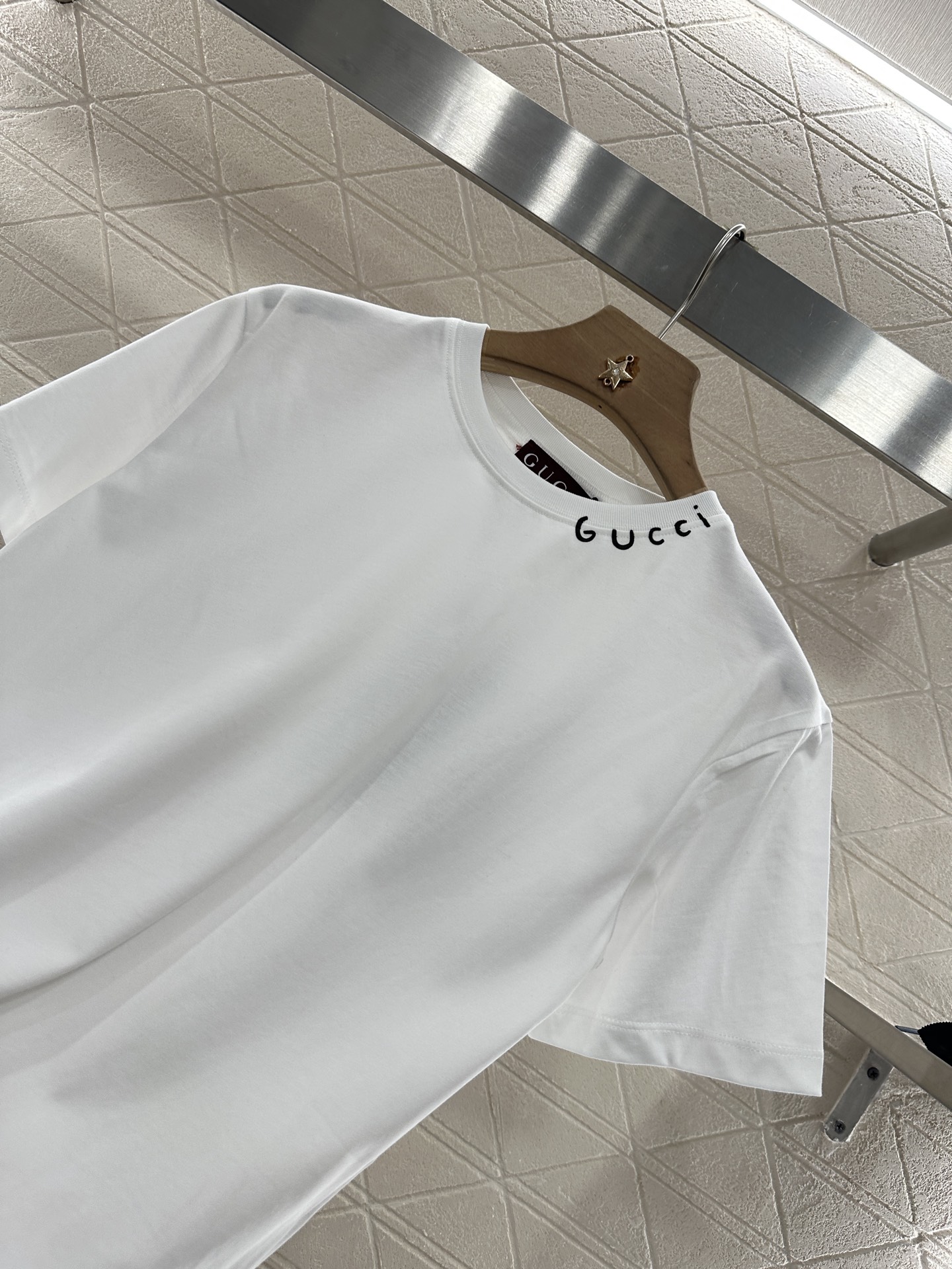 ♥Gucc*♥2025新品上架
     印花修身字母𝑇𝑒𝑒
定制YB原生全棉材质 透气舒适 质感十足 