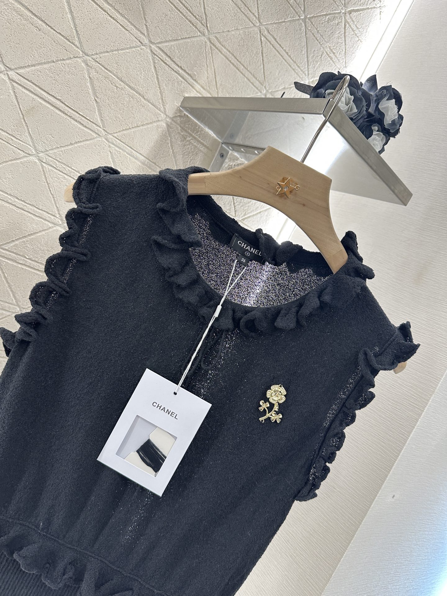 ♥Chane*♥2025新品上架
   木耳边系带胸针背心
定制YB全棉纱线织造 细腻柔软 弹力十足 精