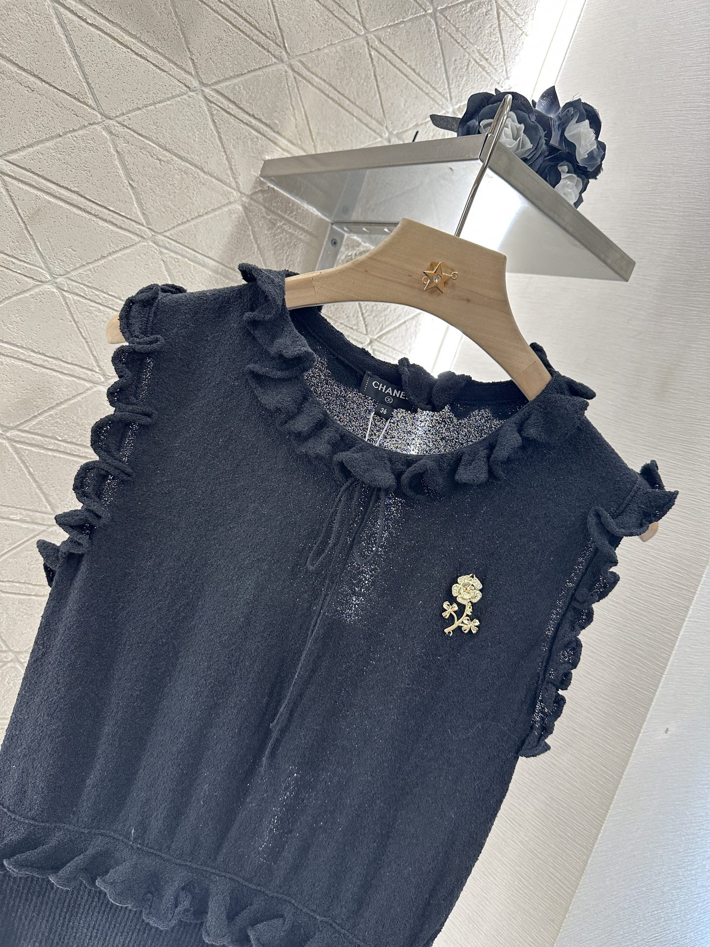 ♥Chane*♥2025新品上架
   木耳边系带胸针背心
定制YB全棉纱线织造 细腻柔软 弹力十足 精