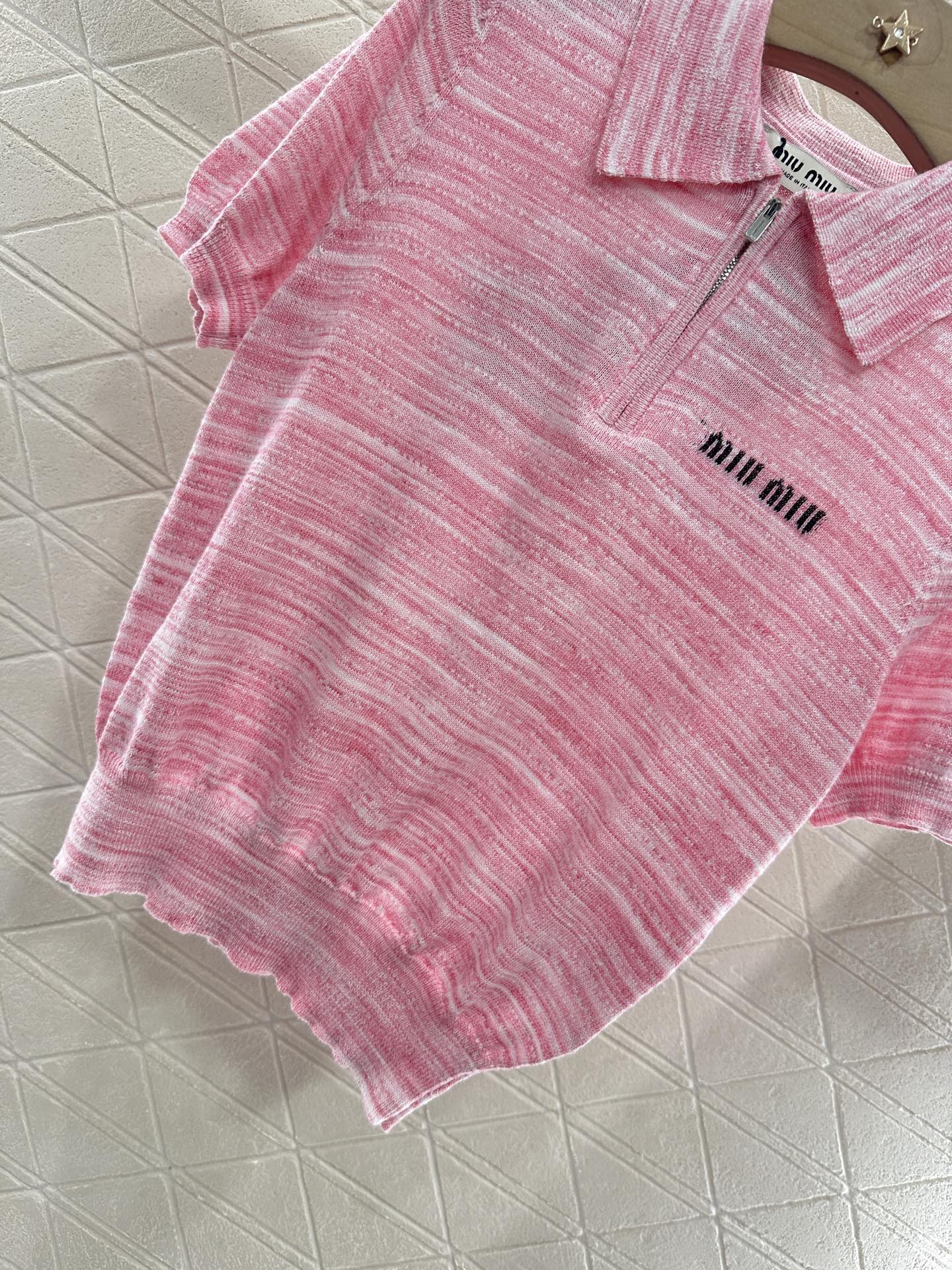 ♥Miumi*♥2025新品上架
   半开襟翻领针织短袖
定制YB特种纱线织造 细腻柔软 弹力十足 精