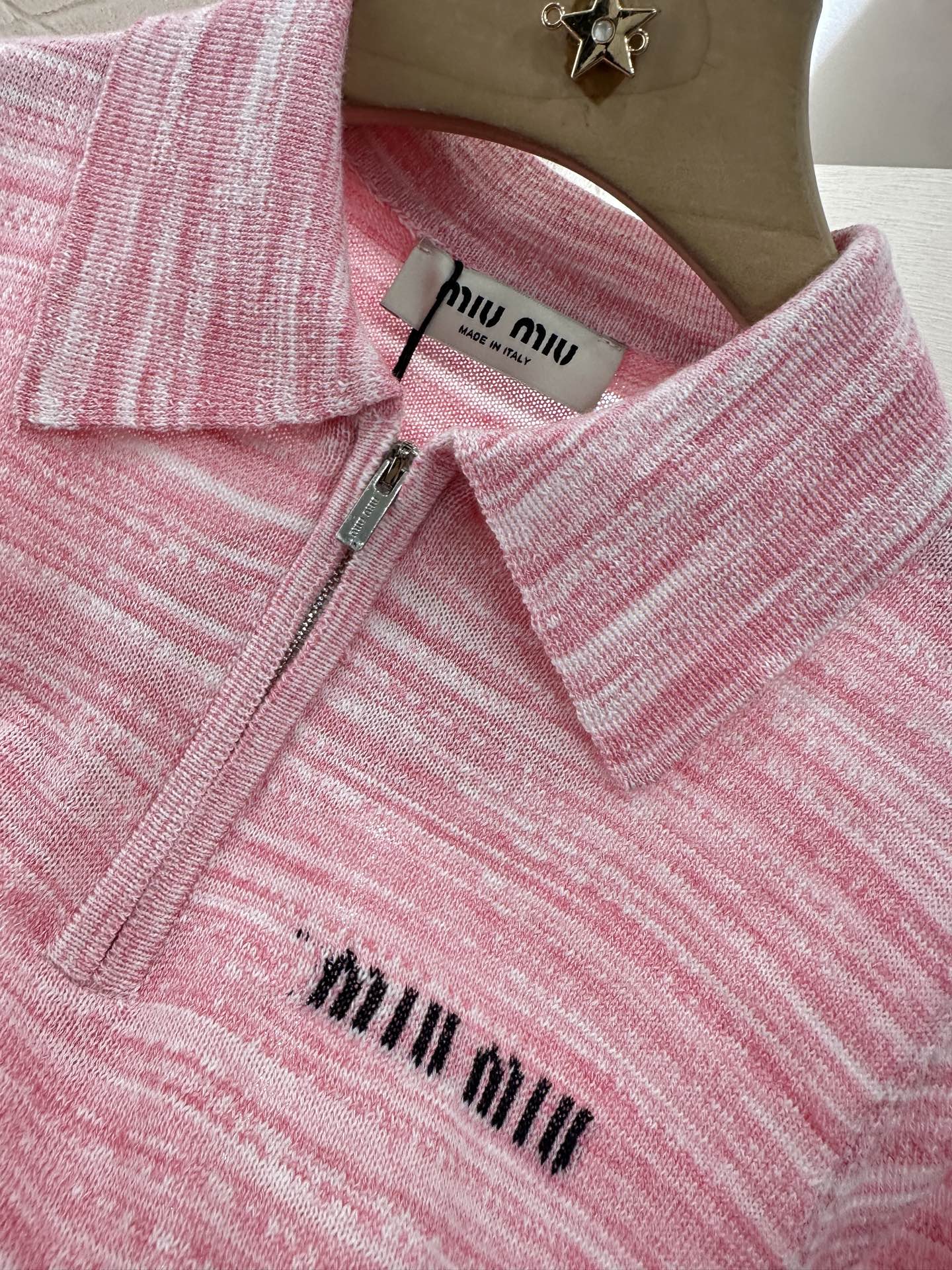 ♥Miumi*♥2025新品上架
   半开襟翻领针织短袖
定制YB特种纱线织造 细腻柔软 弹力十足 精