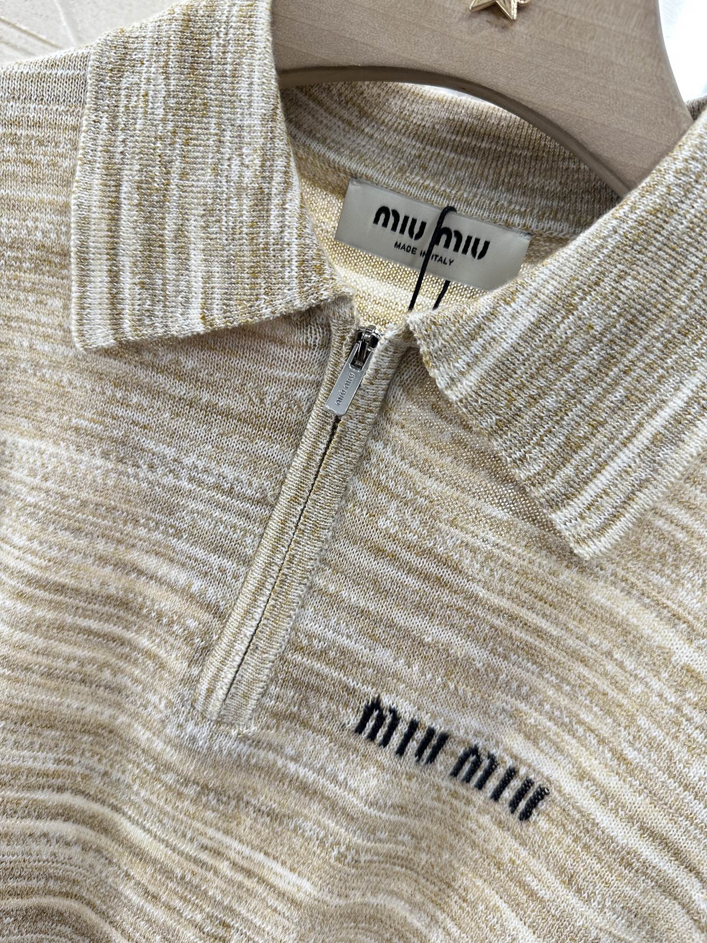 ♥Miumi*♥2025新品上架
   半开襟翻领针织短袖
定制YB特种纱线织造 细腻柔软 弹力十足 精