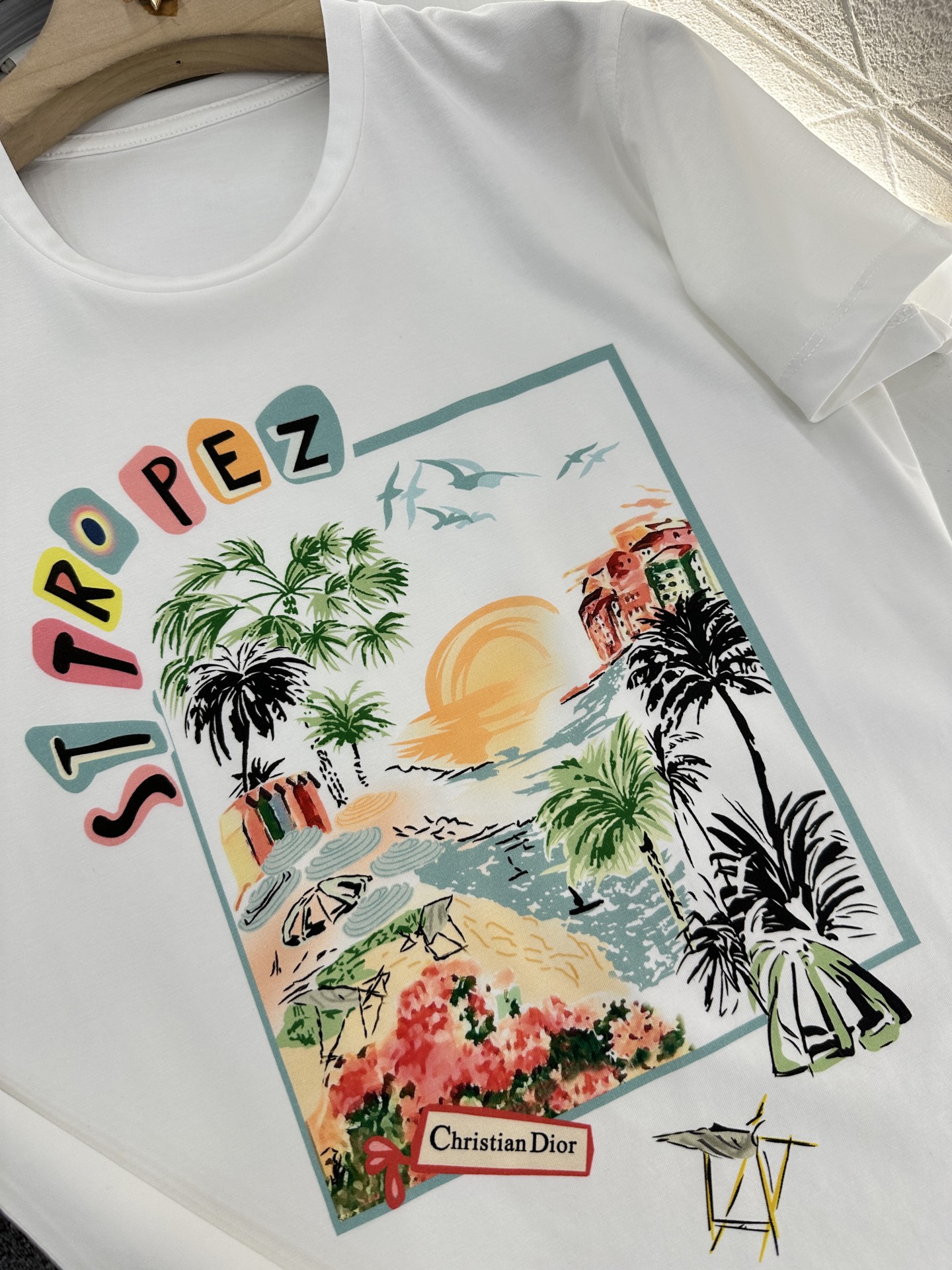 ♥Dio*♥2025新品上架
  海岛度假印花𝑇𝑒𝑒
定制YB原生全棉材质 透气舒适 质感十足 修身短袖