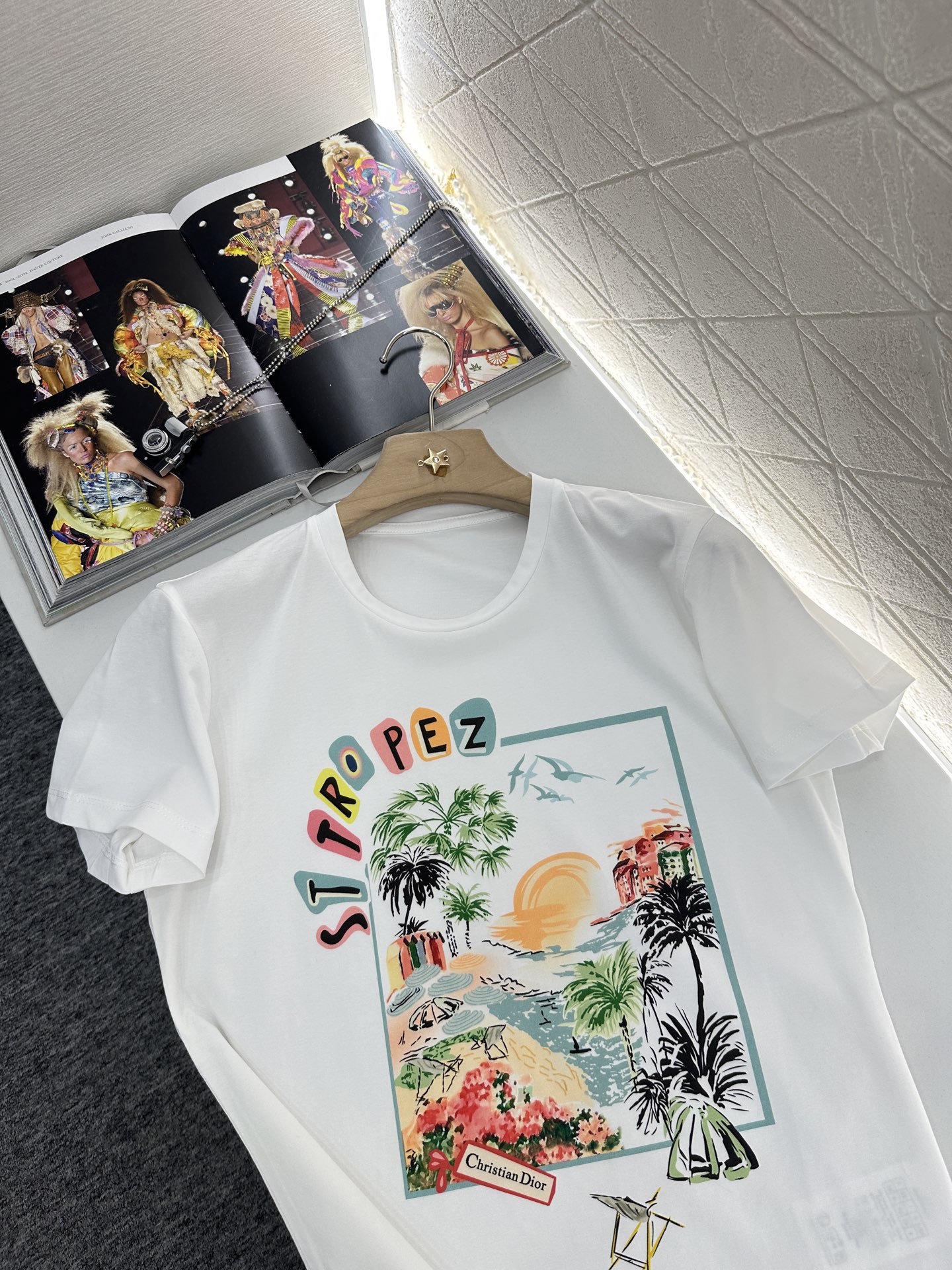 ♥Dio*♥2025新品上架
  海岛度假印花𝑇𝑒𝑒
定制YB原生全棉材质 透气舒适 质感十足 修身短袖