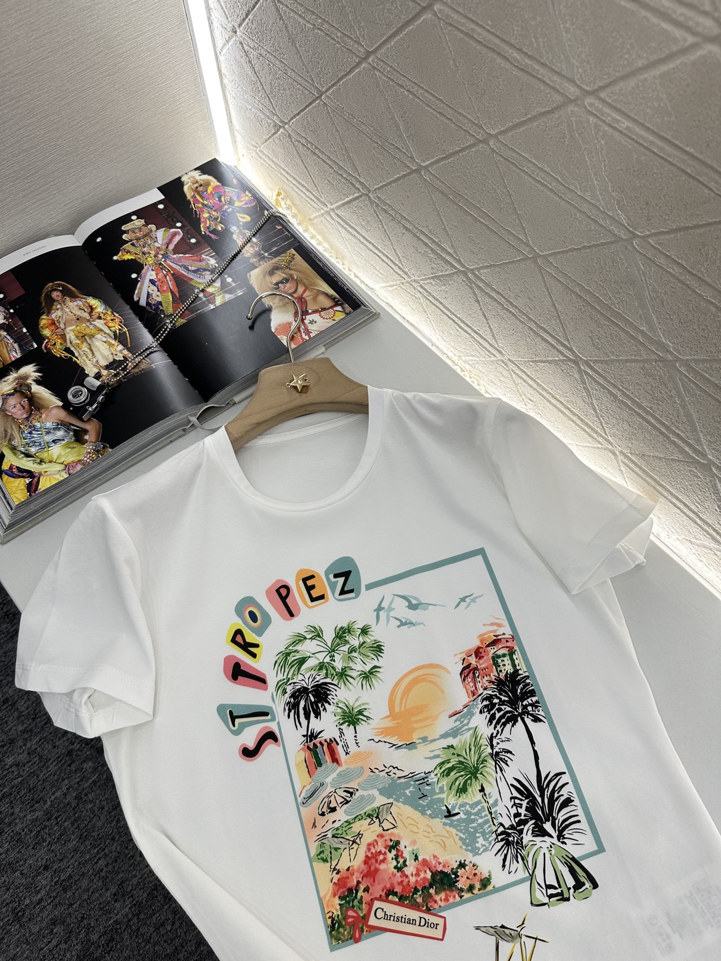 ♥Dio*♥2025新品上架
  海岛度假印花𝑇𝑒𝑒
定制YB原生全棉材质 透气舒适 质感十足 修身短袖