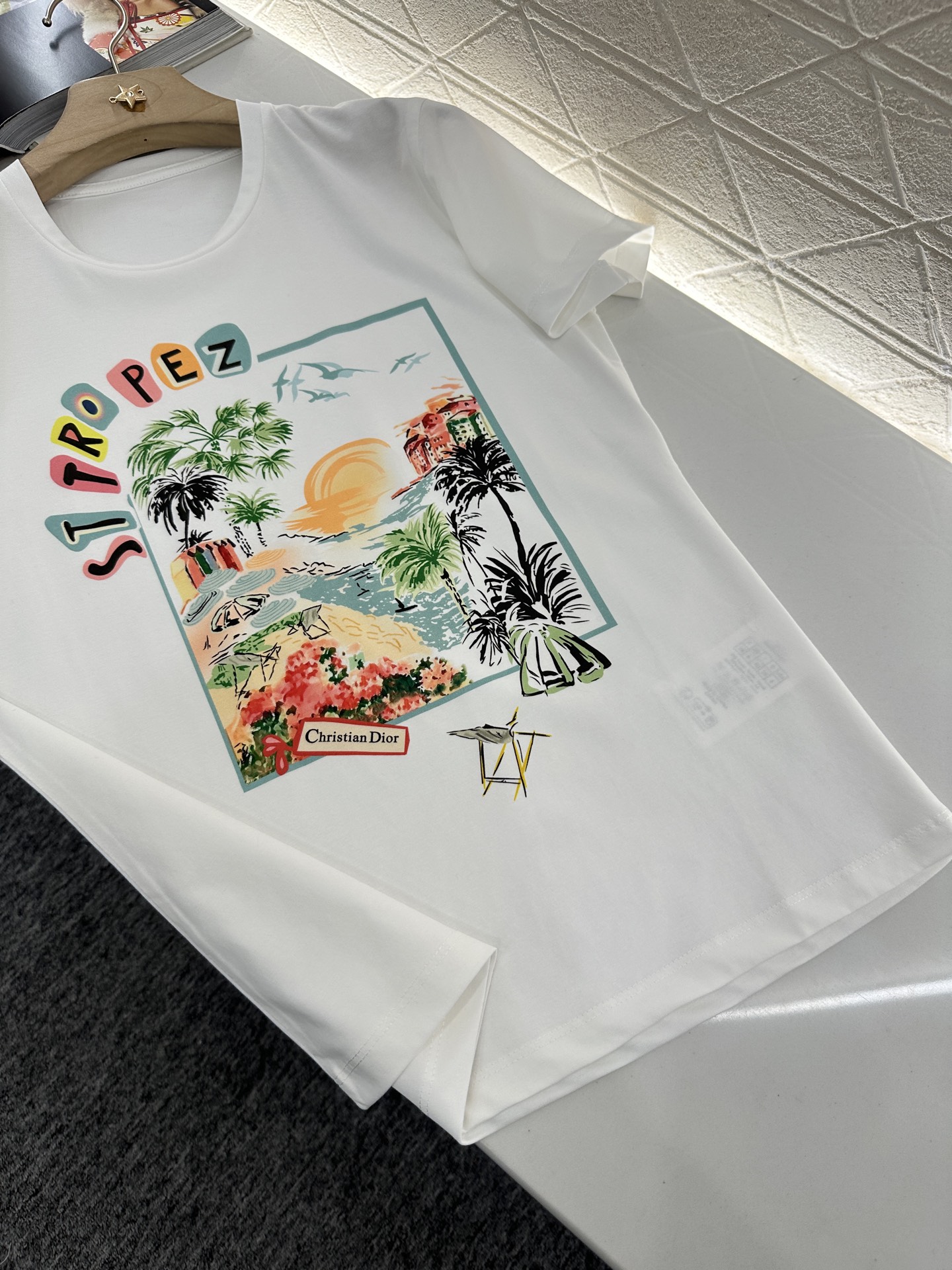 ♥Dio*♥2025新品上架
  海岛度假印花𝑇𝑒𝑒
定制YB原生全棉材质 透气舒适 质感十足 修身短袖