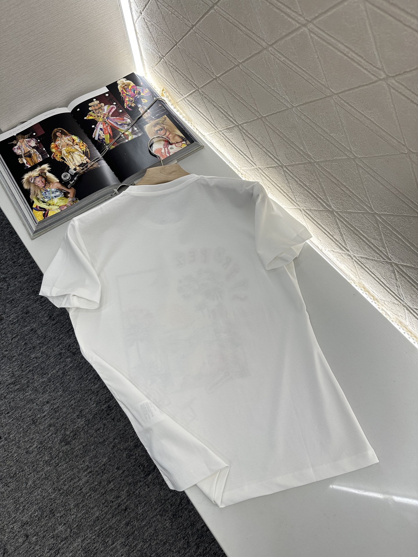 ♥Dio*♥2025新品上架
  海岛度假印花𝑇𝑒𝑒
定制YB原生全棉材质 透气舒适 质感十足 修身短袖