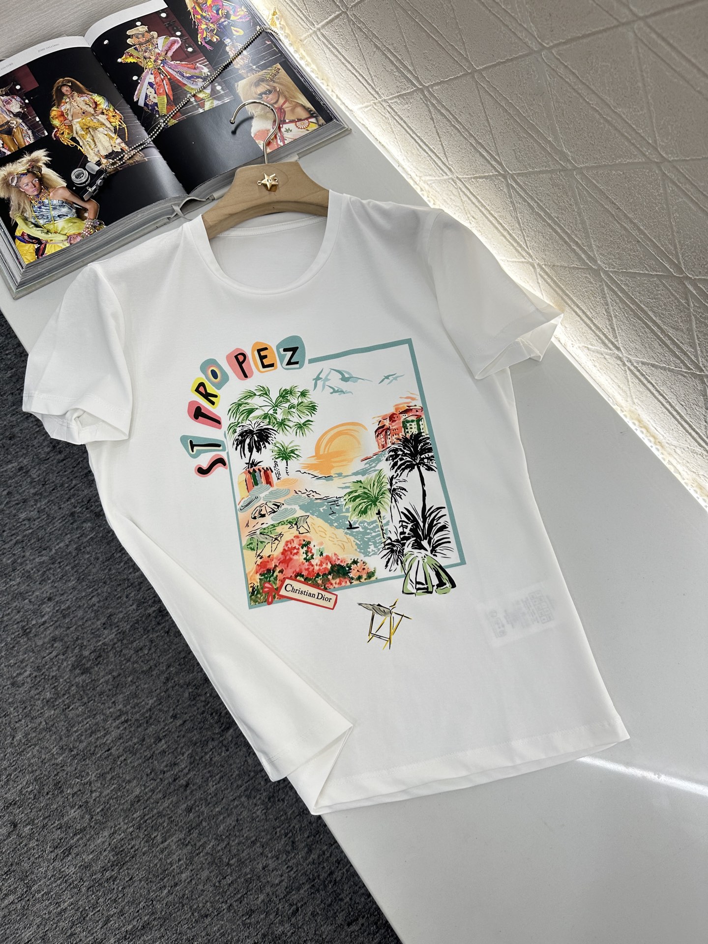 ♥Dio*♥2025新品上架
  海岛度假印花𝑇𝑒𝑒
定制YB原生全棉材质 透气舒适 质感十足 修身短袖
