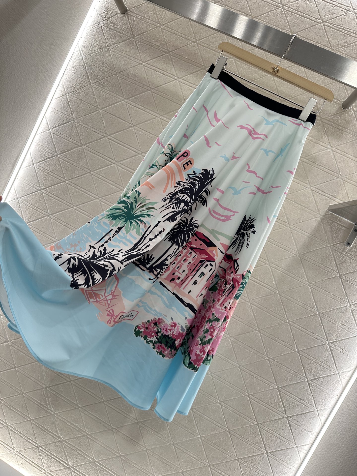 ♥Dio*♥2025新品上架
      印花城市街景半裙
定制YB进口斜纹稠材质 质感光泽 垂顺舒适 