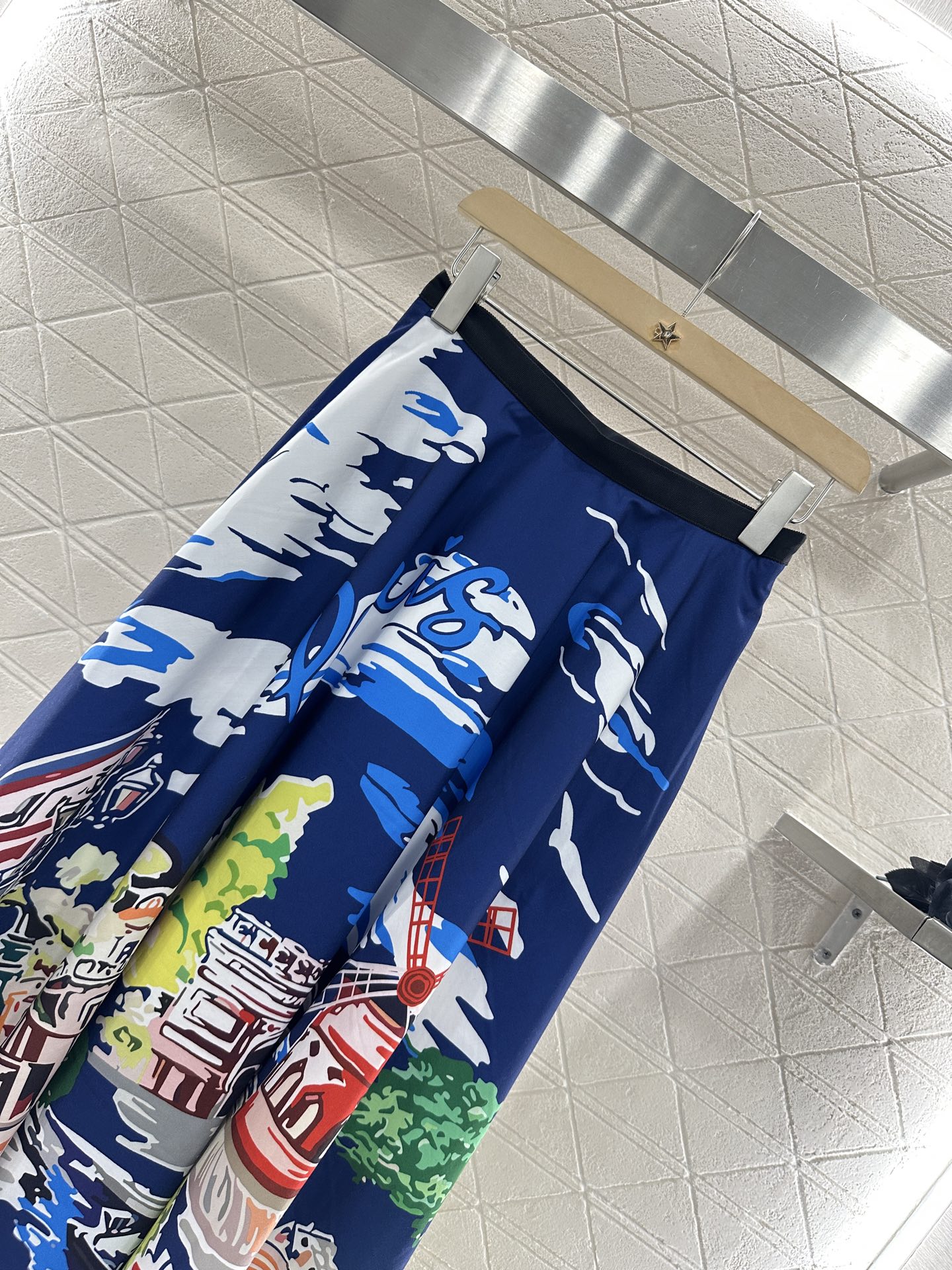 ♥Dio*♥2025新品上架
    印花城市街景半裙
定制YB进口斜纹稠材质 质感光泽 垂顺舒适 高腰