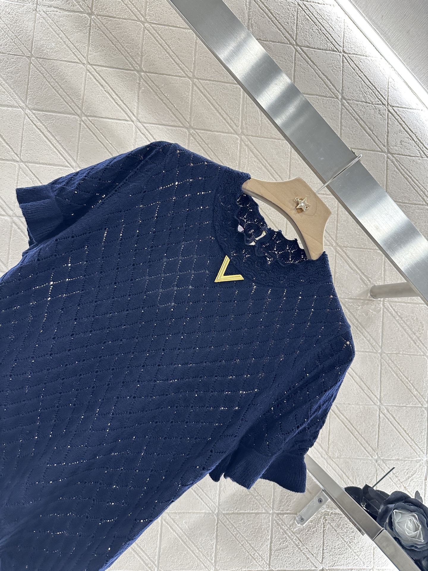 ♥Valentin*♥2025新品上架
      菱格花边针织短袖
定制YB羊毛纱线织造 柔软亲肤 舒