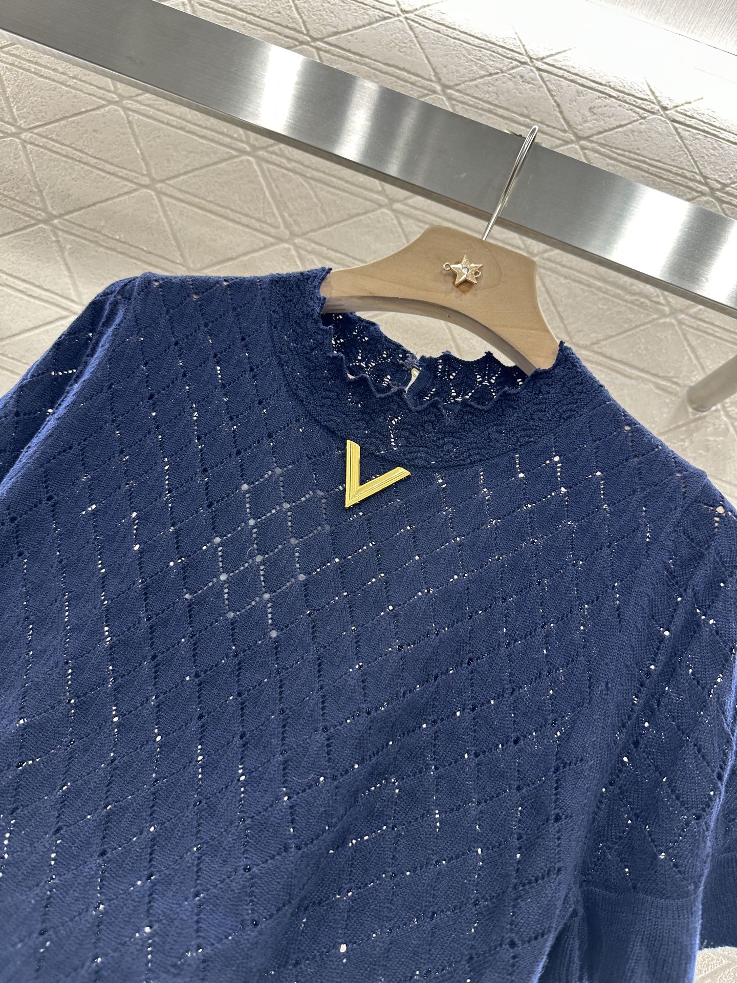 ♥Valentin*♥2025新品上架
      菱格花边针织短袖
定制YB羊毛纱线织造 柔软亲肤 舒