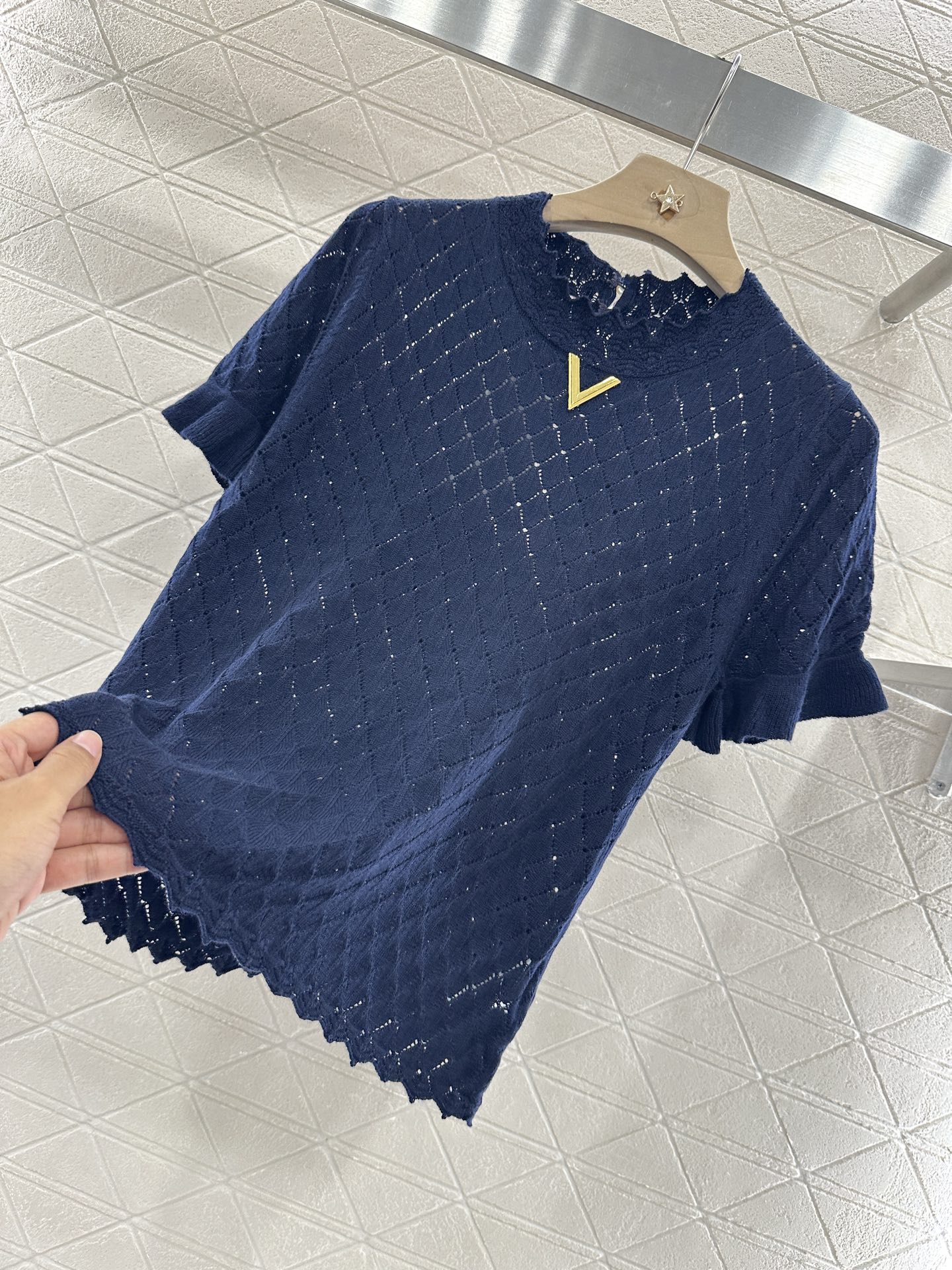 ♥Valentin*♥2025新品上架
      菱格花边针织短袖
定制YB羊毛纱线织造 柔软亲肤 舒