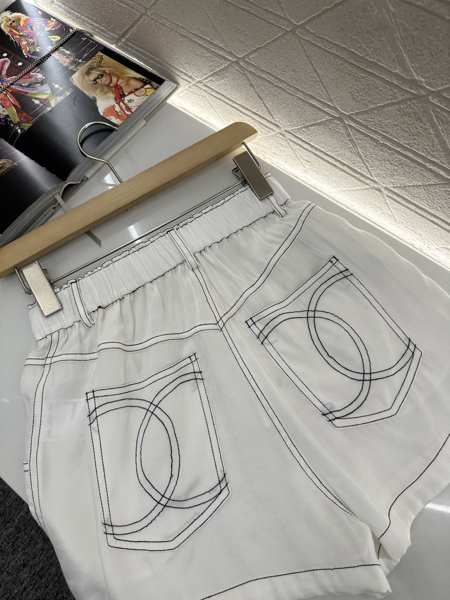 ♥Chane*♥2025新品上架
    双C马甲短裤套装
定制YB进口人丝材质 质感柔软亲肤 垂感更强