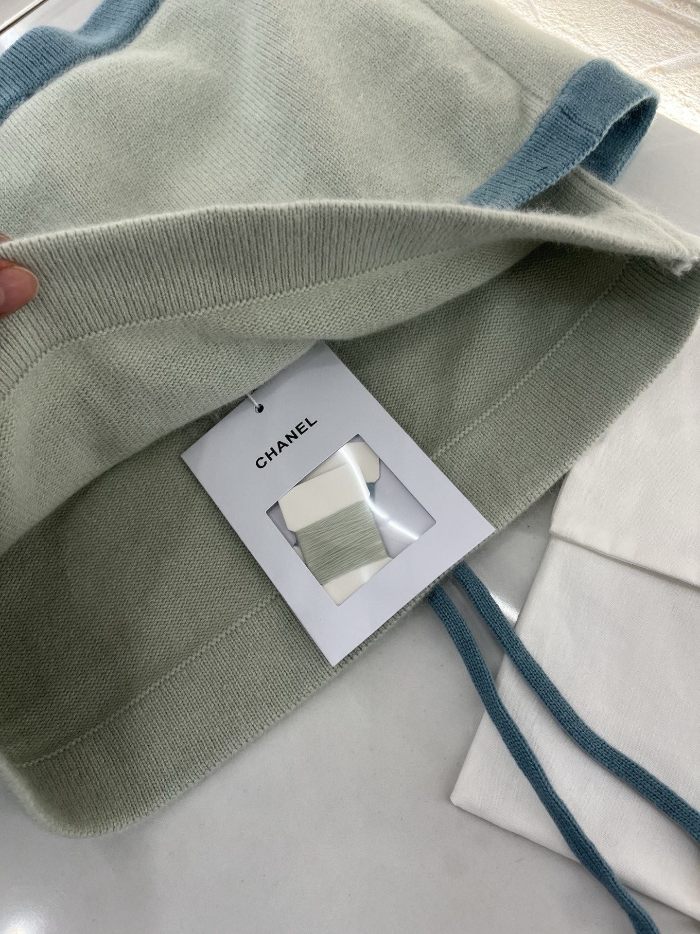 ♥Chane*♥2025新品上架
    系带撞色针织抹胸
定制YB羊绒纱线织造 质感高级 舒适柔软 平