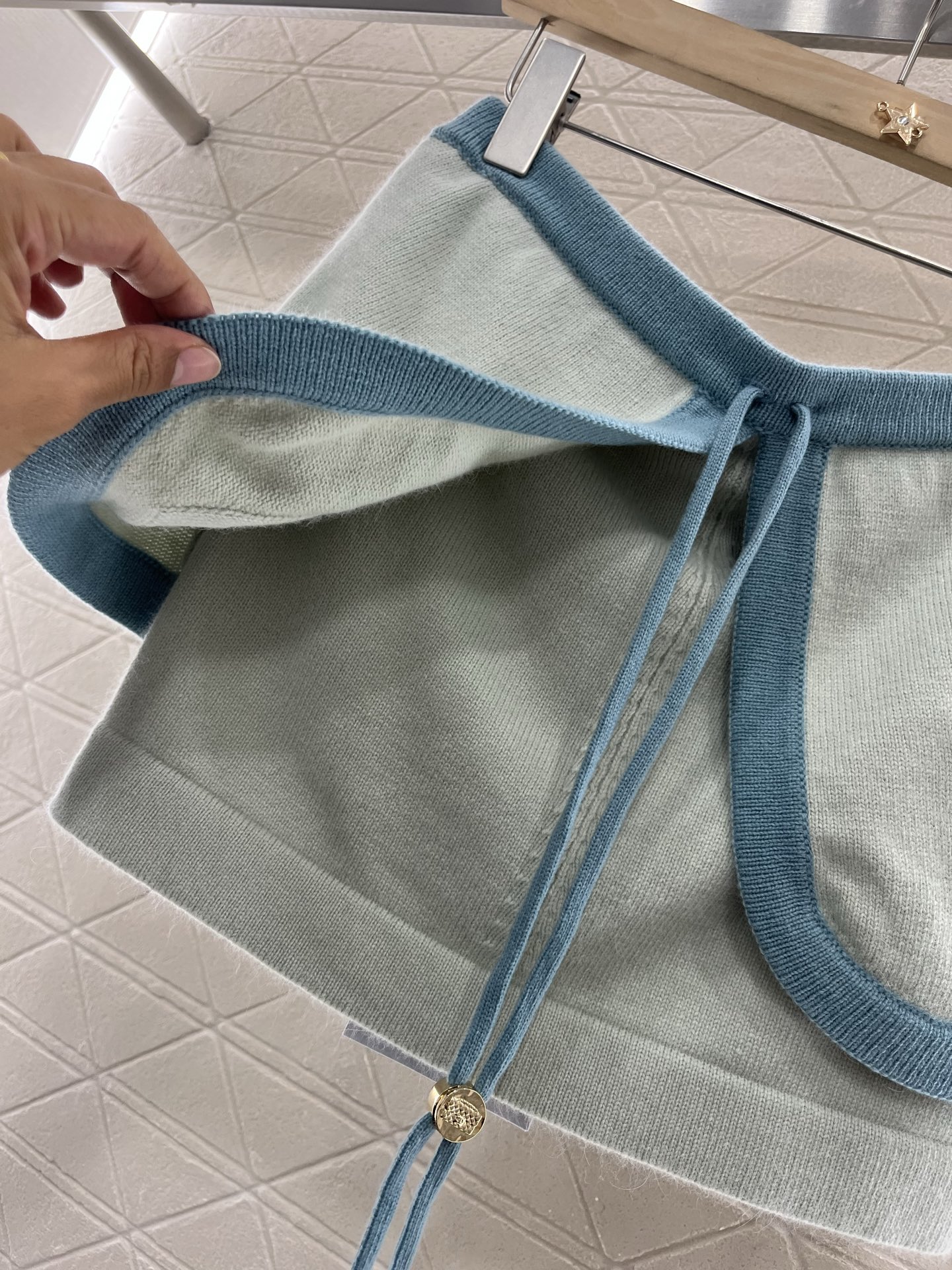 ♥Chane*♥2025新品上架
    系带撞色针织抹胸
定制YB羊绒纱线织造 质感高级 舒适柔软 平