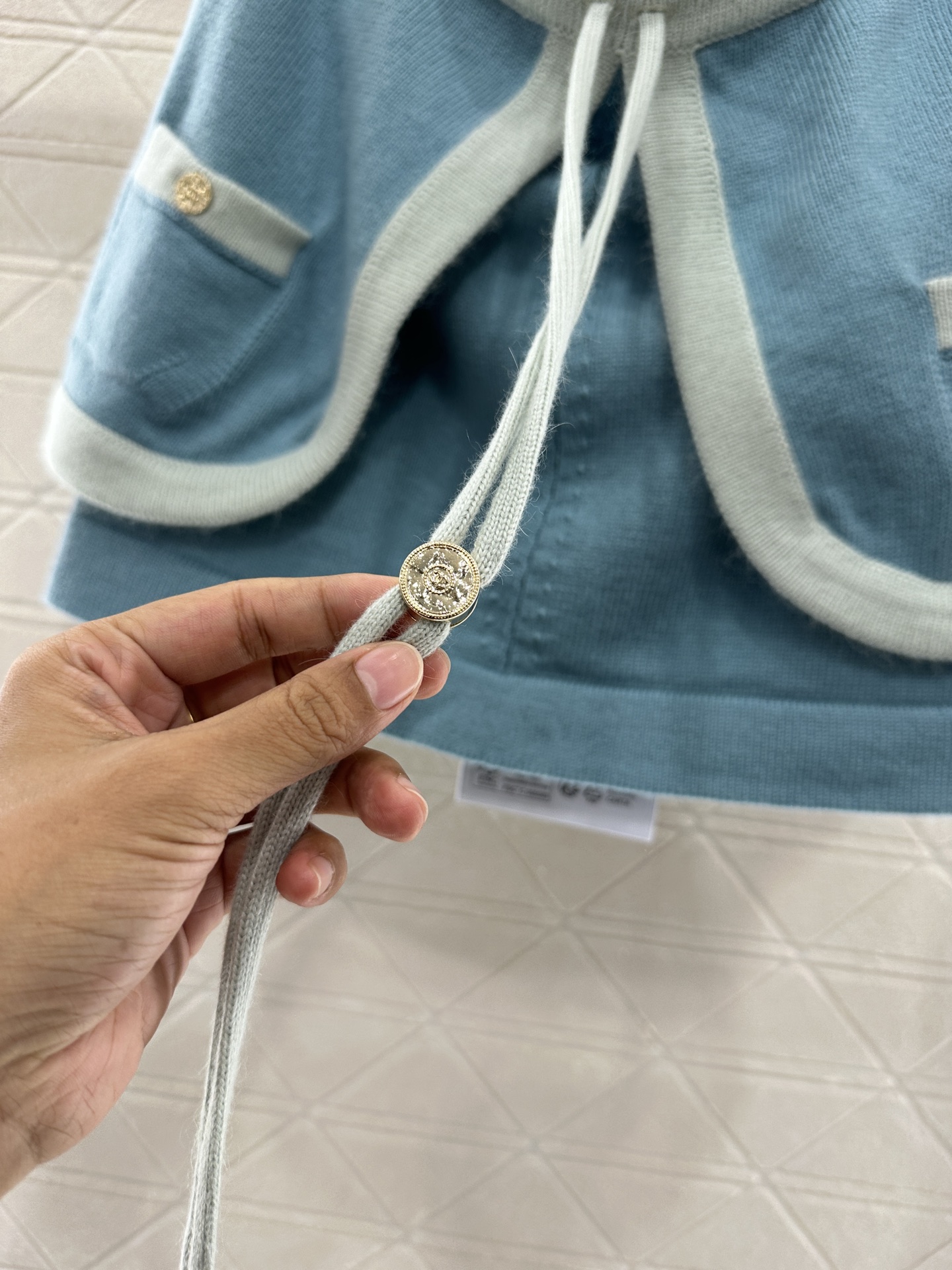 ♥Chane*♥2025新品上架
    系带撞色针织抹胸
定制YB羊绒纱线织造 质感高级 舒适柔软 平