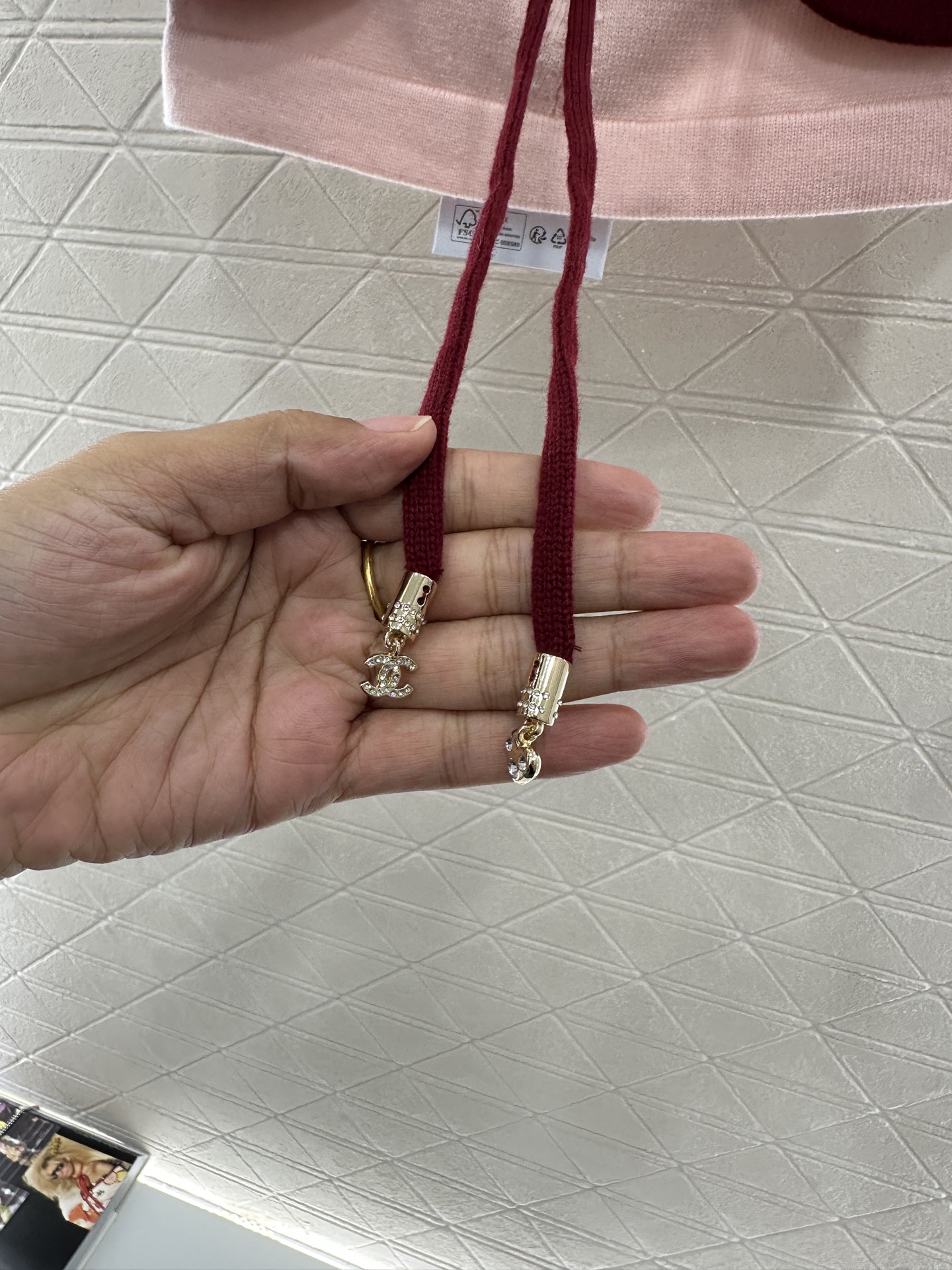 ♥Chane*♥2025新品上架
    系带撞色针织抹胸
定制YB羊绒纱线织造 质感高级 舒适柔软 平