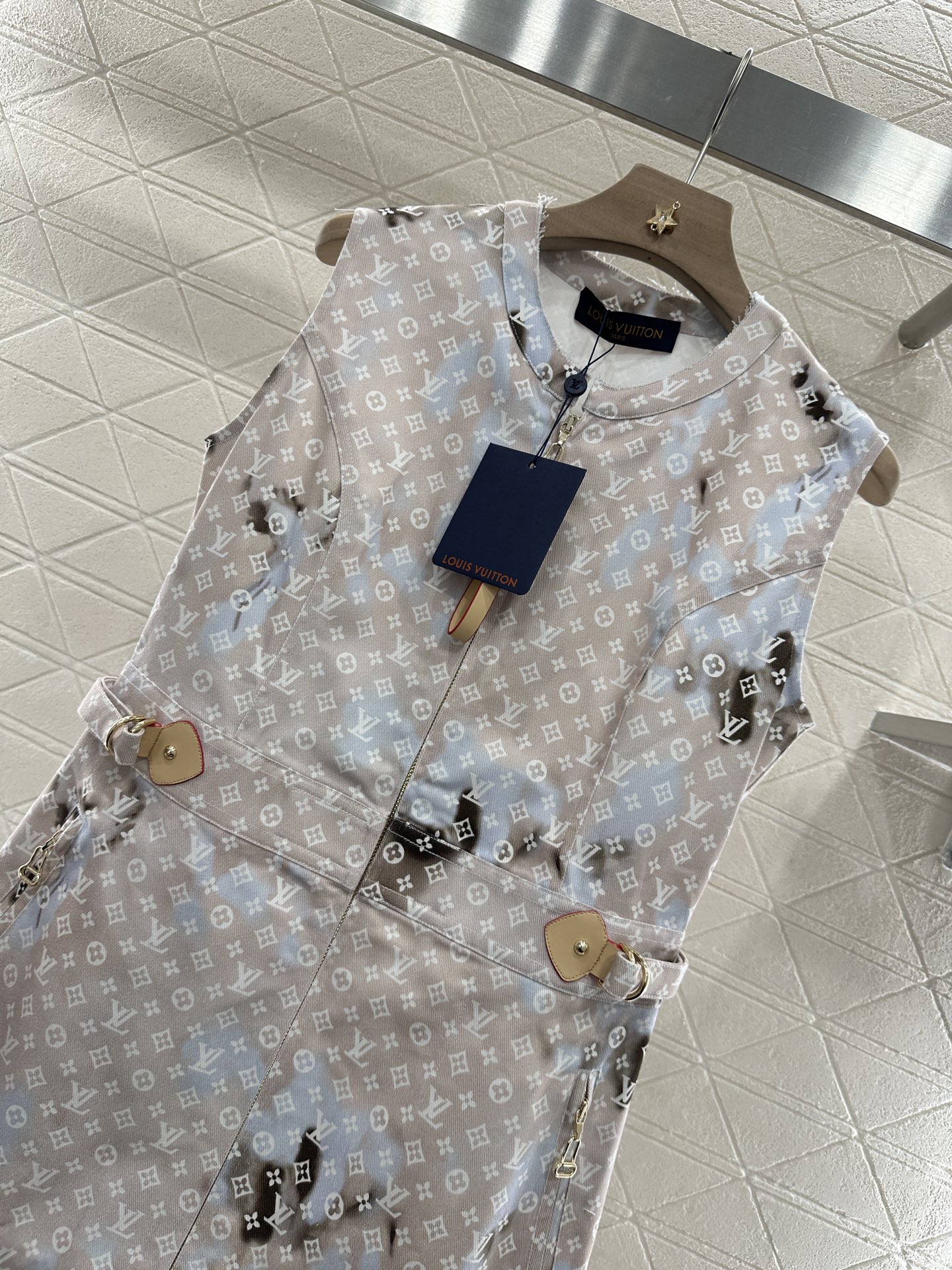 ♥Louis Vuitto*♥2025新品上架
       印花晕染背心裙
定制YB斜纹棉牛仔材质 质