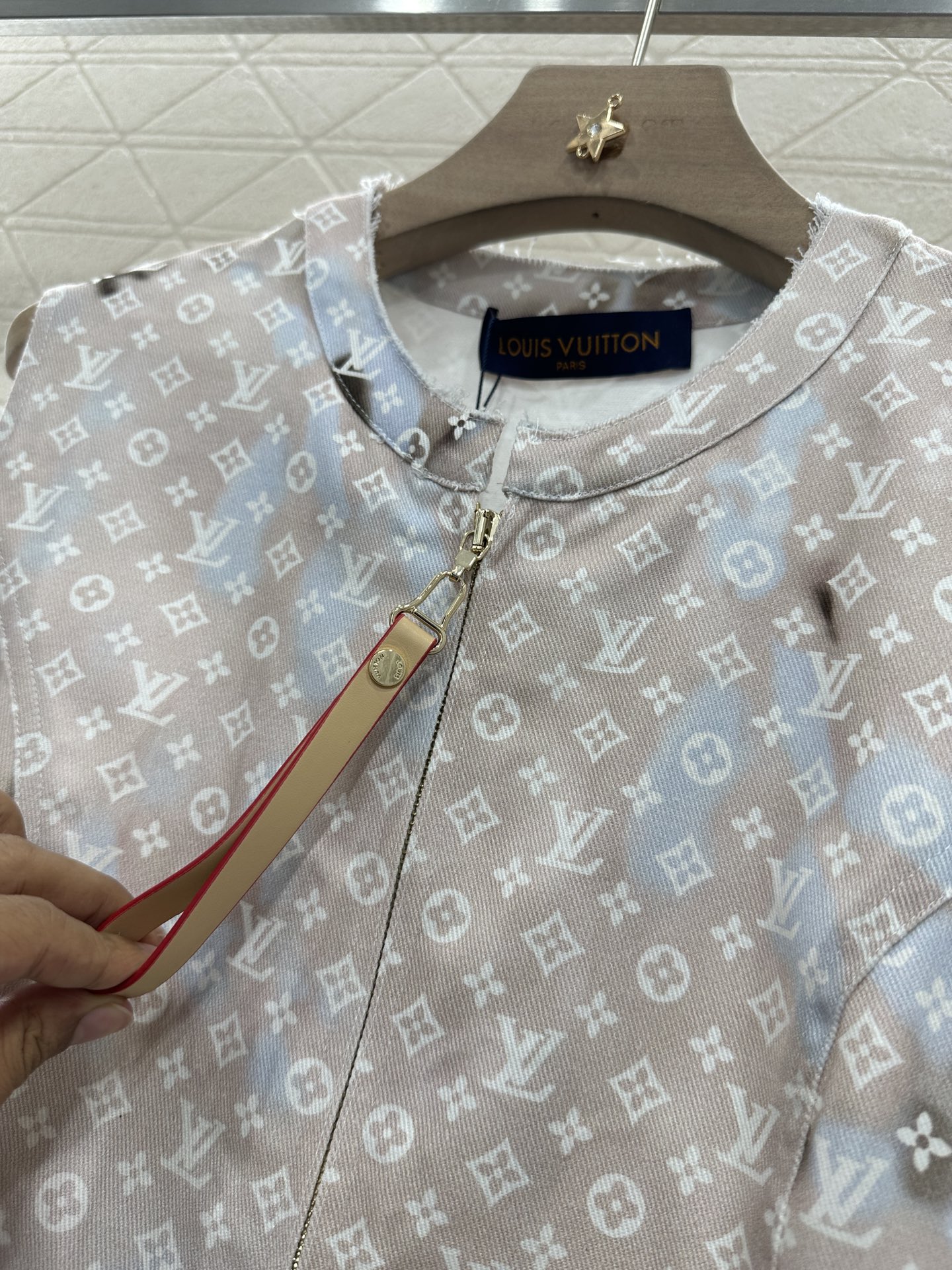 ♥Louis Vuitto*♥2025新品上架
       印花晕染背心裙
定制YB斜纹棉牛仔材质 质