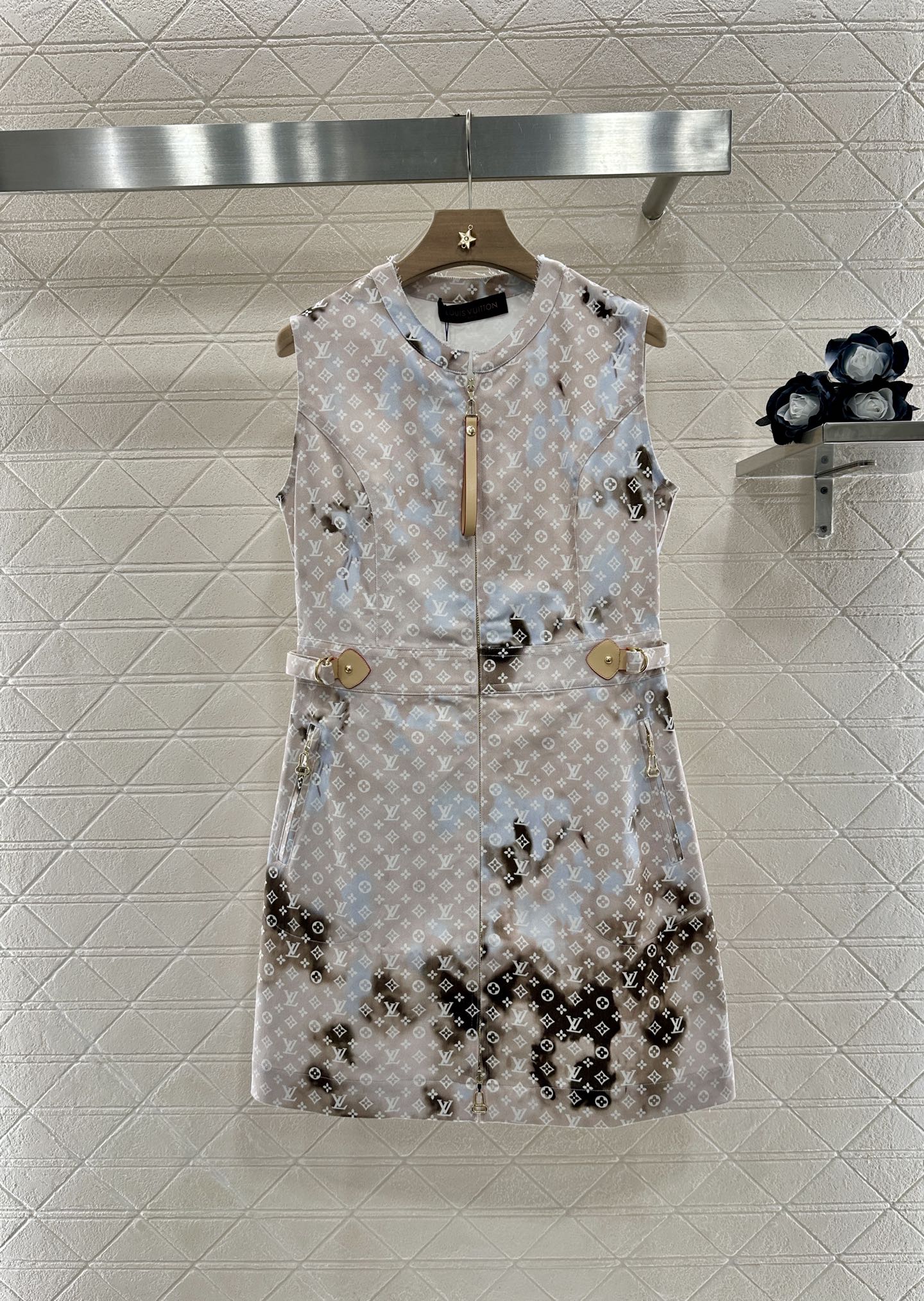 ♥Louis Vuitto*♥2025新品上架
       印花晕染背心裙
定制YB斜纹棉牛仔材质 质