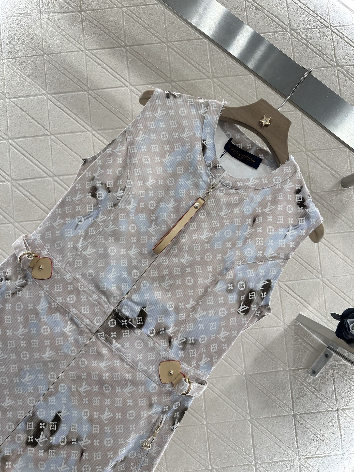 ♥Louis Vuitto*♥2025新品上架
       印花晕染背心裙
定制YB斜纹棉牛仔材质 质