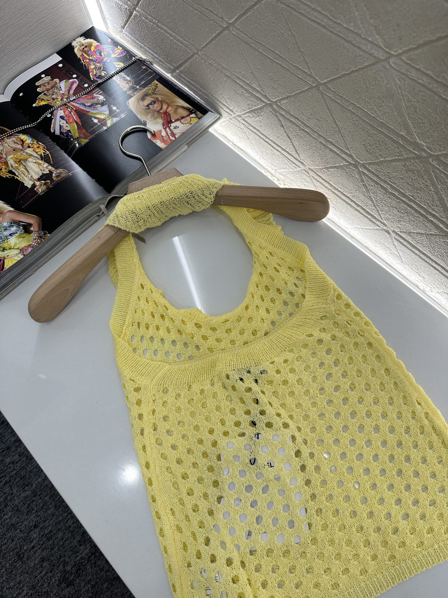 ♥Chane*♥2025新品上架
     挂脖花边镂空针织背心
定制YB羊毛纱线织造 弹力舒适 透气好