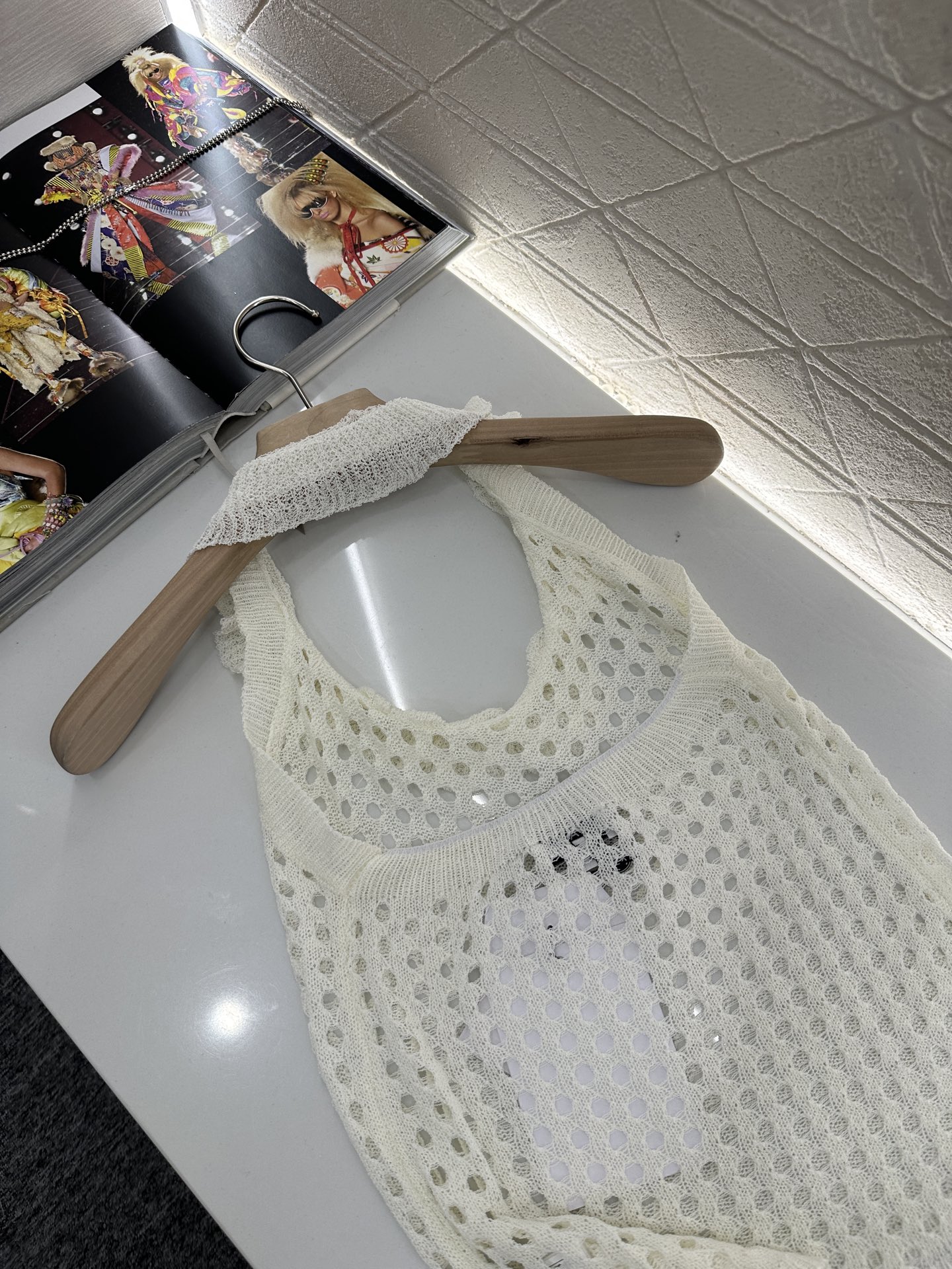 ♥Chane*♥2025新品上架
     挂脖花边镂空针织背心
定制YB羊毛纱线织造 弹力舒适 透气好