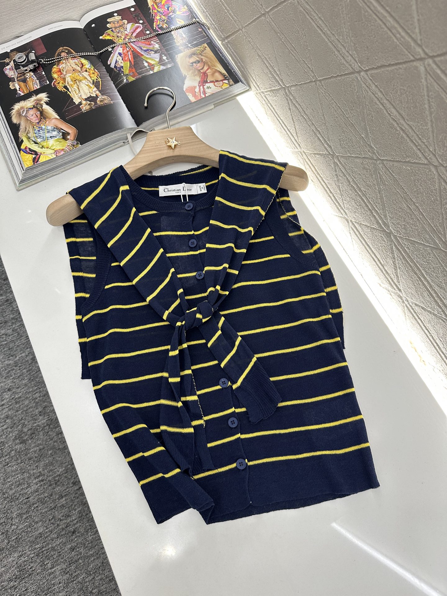 ♥Dio*♥2025新品上架
  披肩两件套针织上衣
定制YB亚麻纱线织造 细腻肌理 柔软舒适 披肩系带