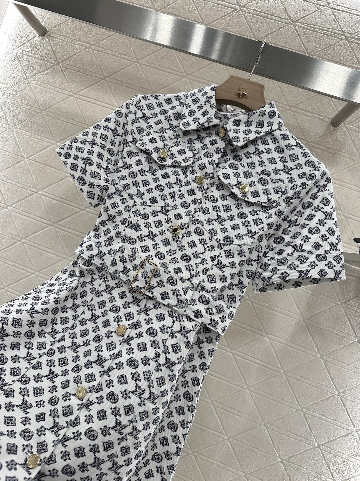 ♥Louis Vuitto*♥2025新品上架
      印花腰带牛仔连衣裙
定制YB斜纹牛仔材质 质