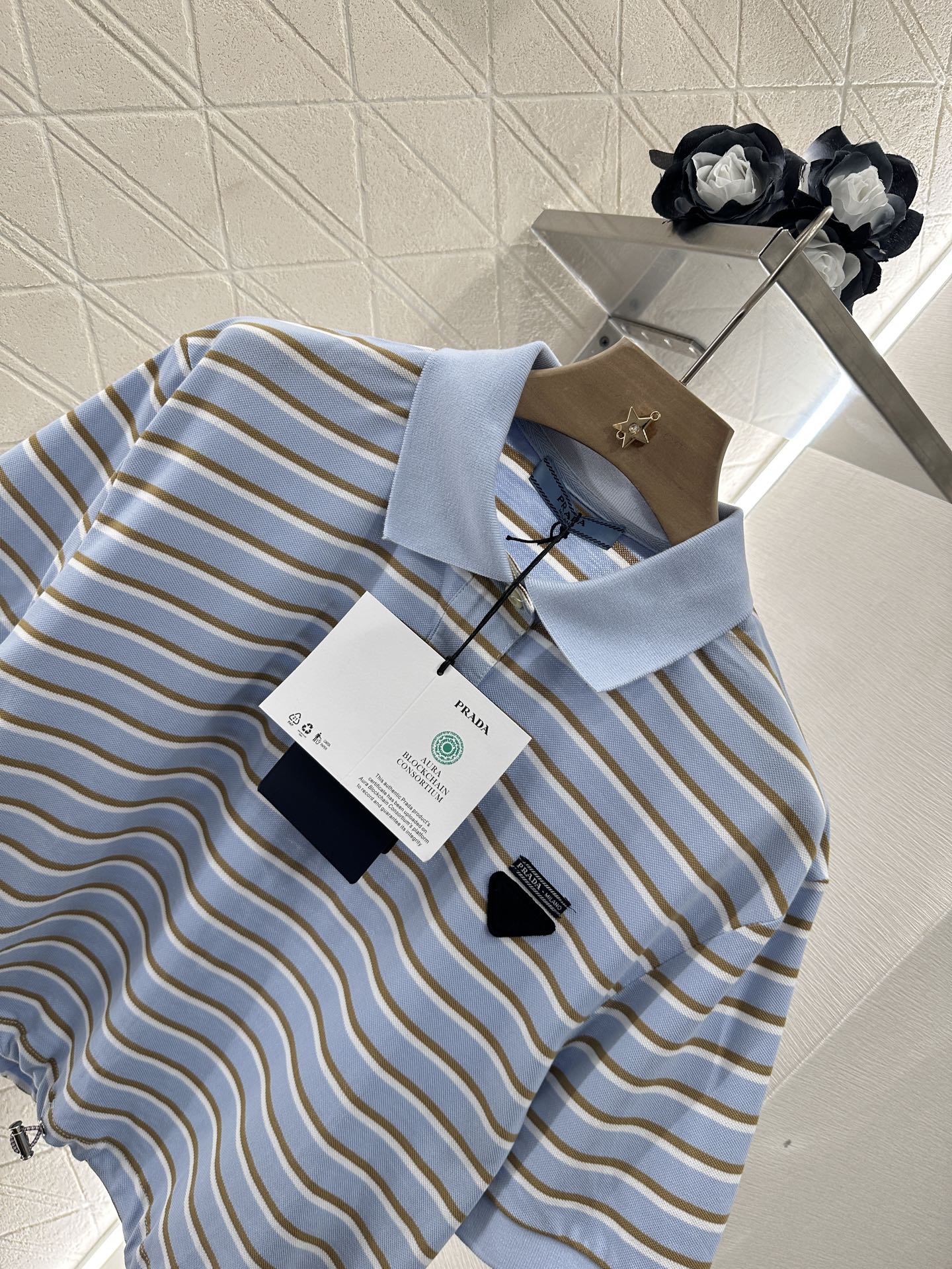 ♥Prad*♥2025新品上架
   翻领条纹短袖上衣
定制YB朱地全棉材质 自带孔洞 透气舒适 短款宽