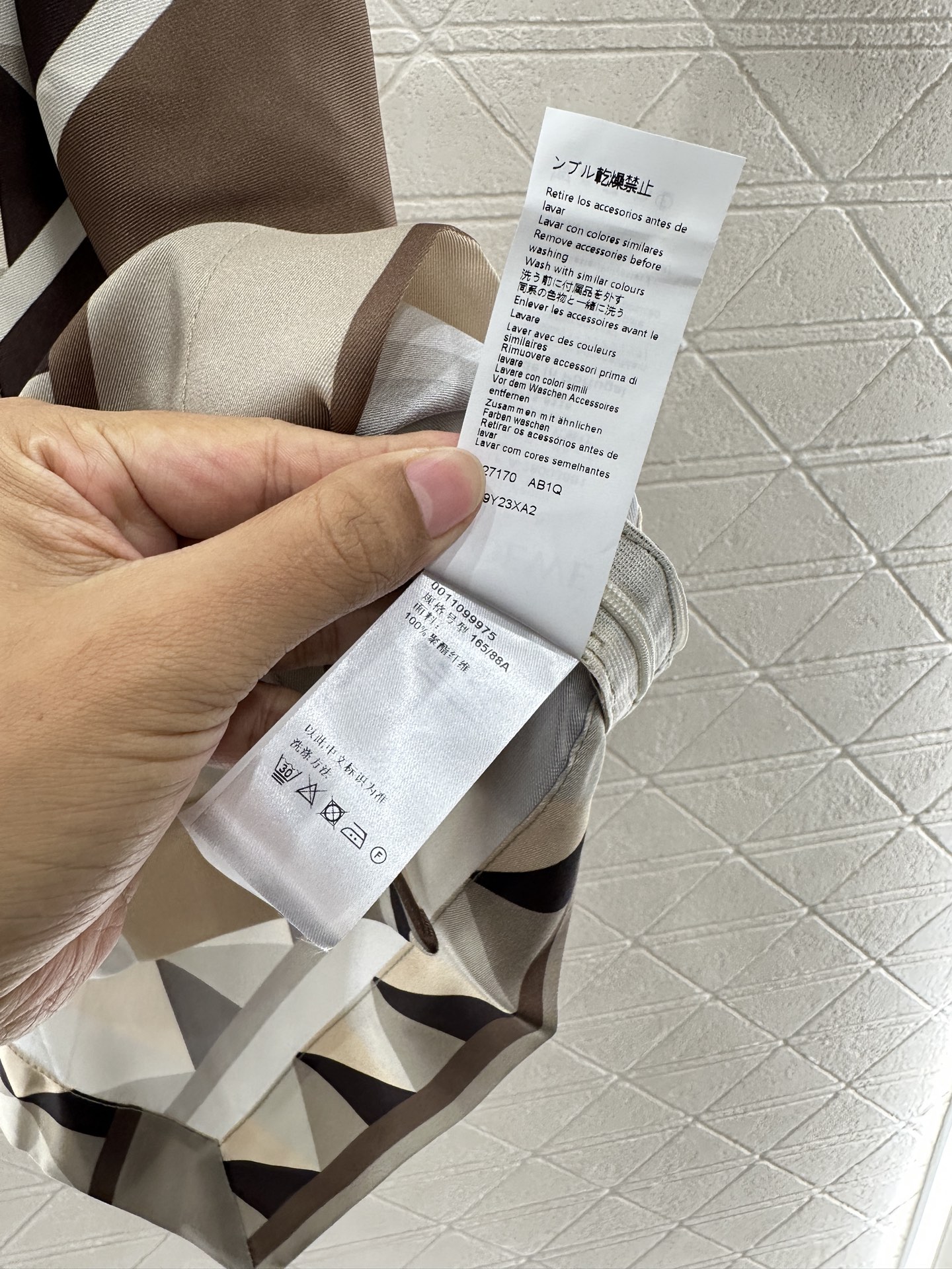 ♥Loew*♥2025新品上架
      挂脖吊带背心
定制YB进口斜纹绸材质 舒适细腻 透气好穿 挂
