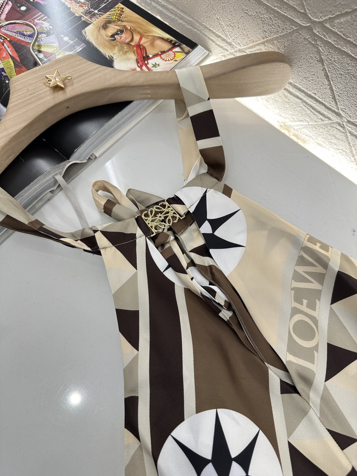 ♥Loew*♥2025新品上架
      挂脖吊带背心
定制YB进口斜纹绸材质 舒适细腻 透气好穿 挂
