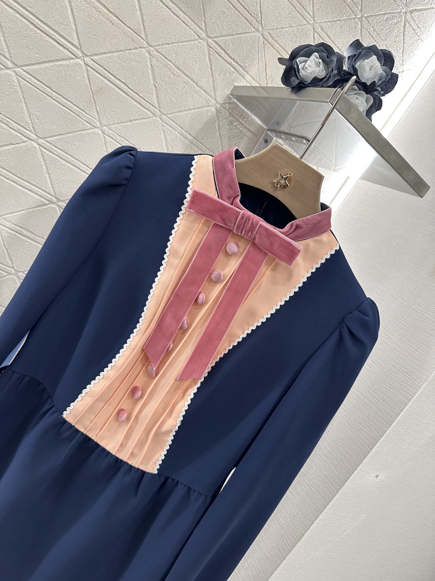 ♥Valentin*♥2025新品上架
     蝴蝶结腰带连衣裙
定制YB进口醋酸材质 质感舒适 垂感