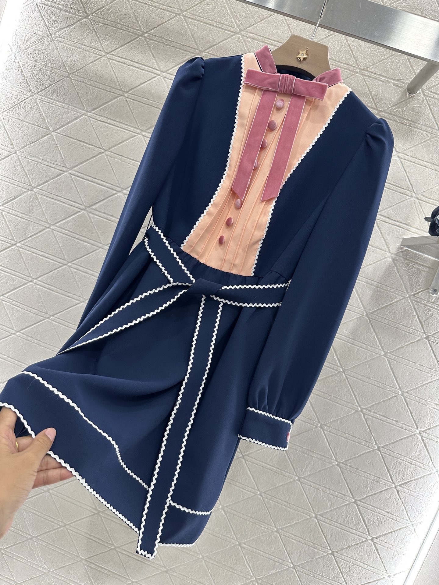 ♥Valentin*♥2025新品上架
     蝴蝶结腰带连衣裙
定制YB进口醋酸材质 质感舒适 垂感