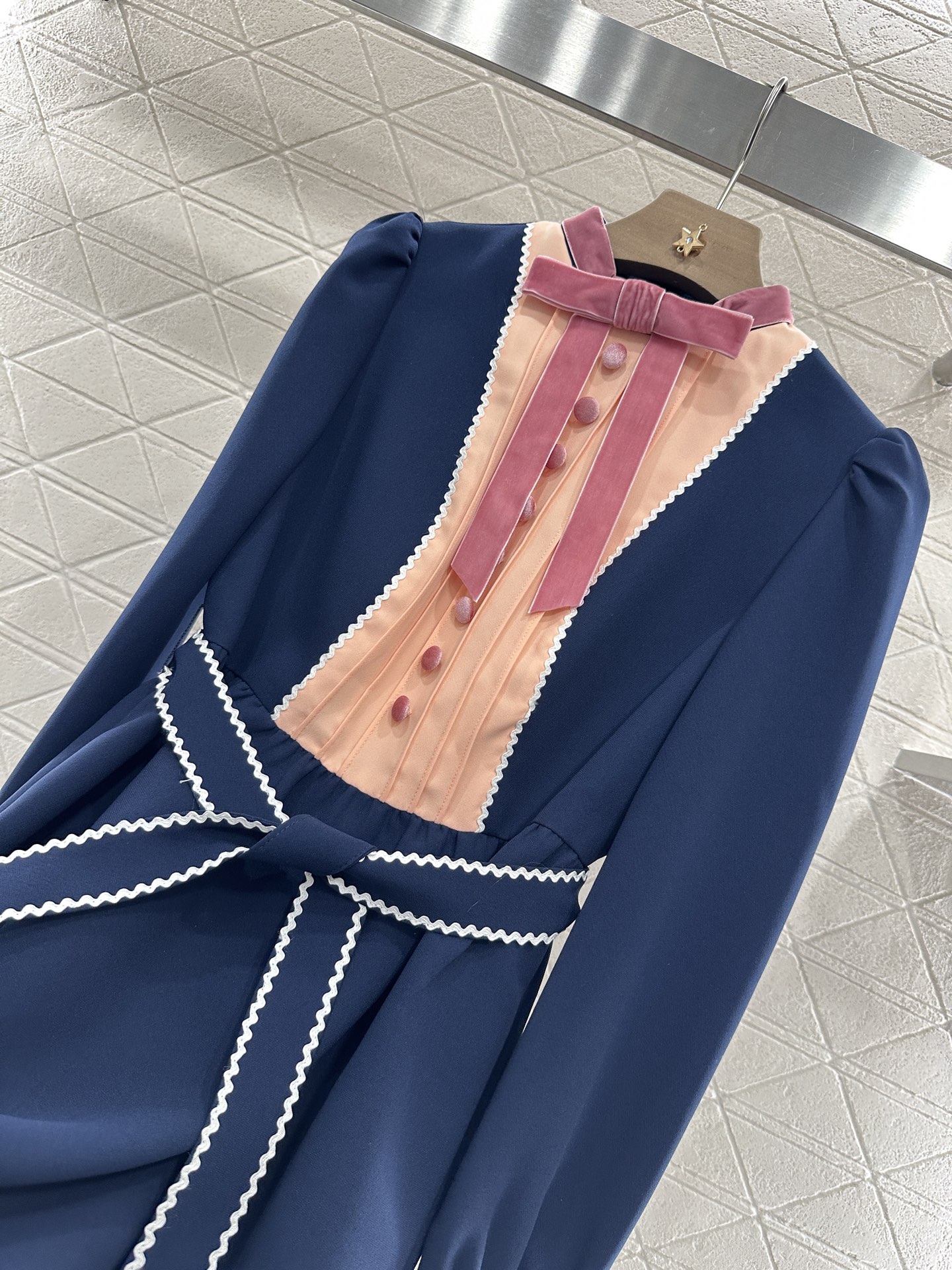 ♥Valentin*♥2025新品上架
     蝴蝶结腰带连衣裙
定制YB进口醋酸材质 质感舒适 垂感