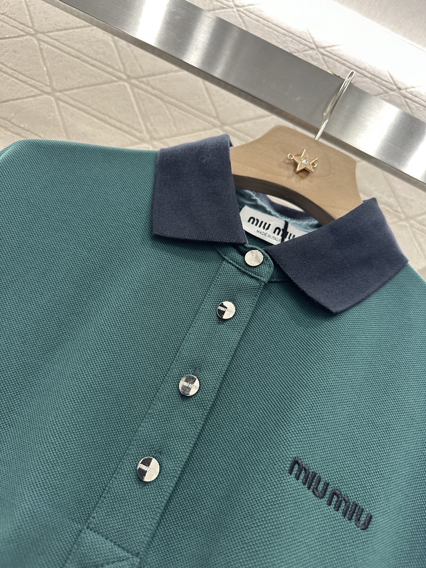 ♥Miumi*♥2025新品上架
    翻领短袖𝑝𝑜𝑙𝑜连衣裙
定制YB朱地全棉材质 自带空洞 吸湿透
