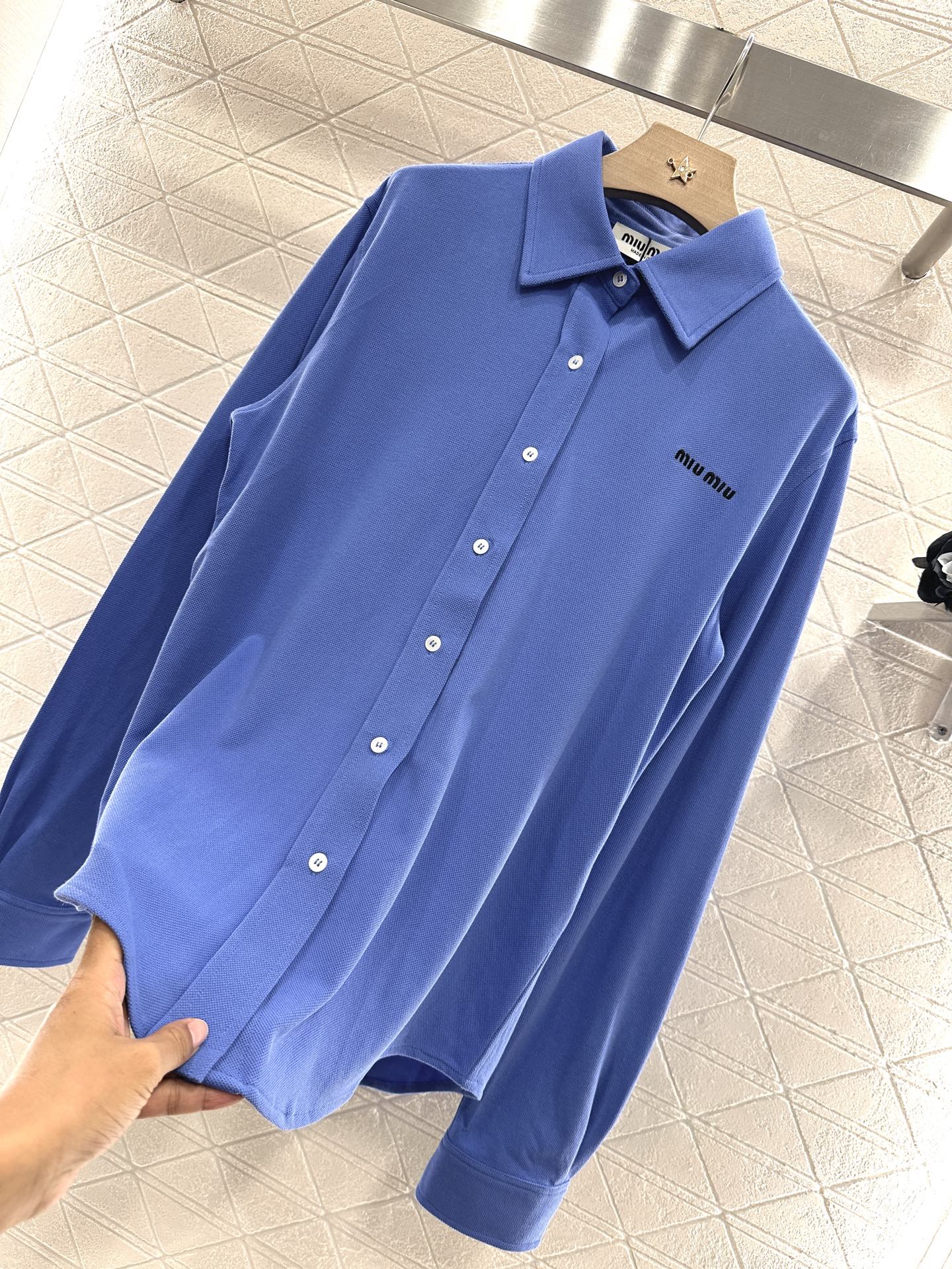 ♥Miumi*♥2025新品上架
    翻领长袖𝑝𝑜𝑙𝑜衬衣
定制YB朱地全棉材质 自带孔洞 吸湿透气